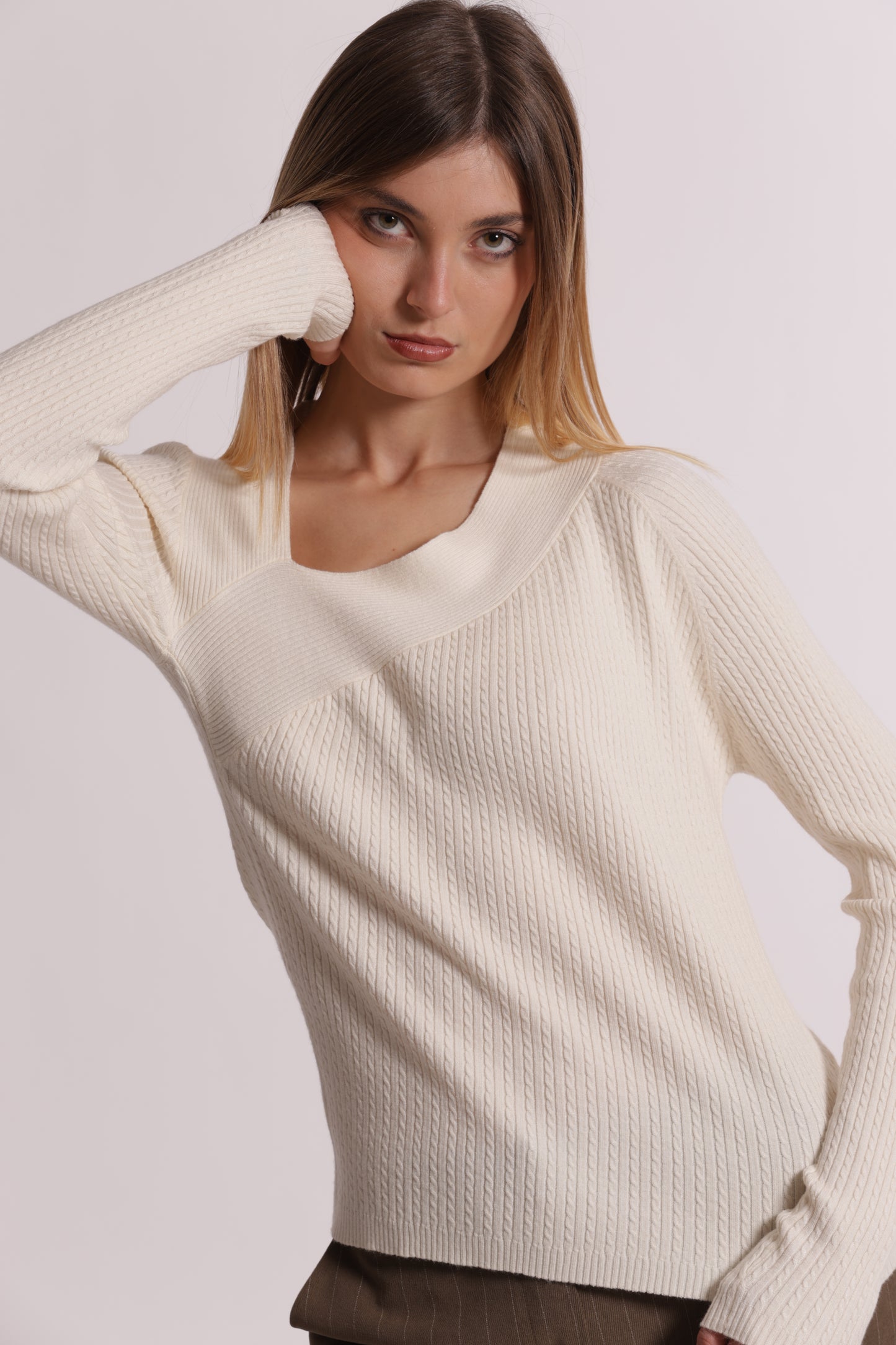 MAGLIA CON DETTAGLIO CUT OUT