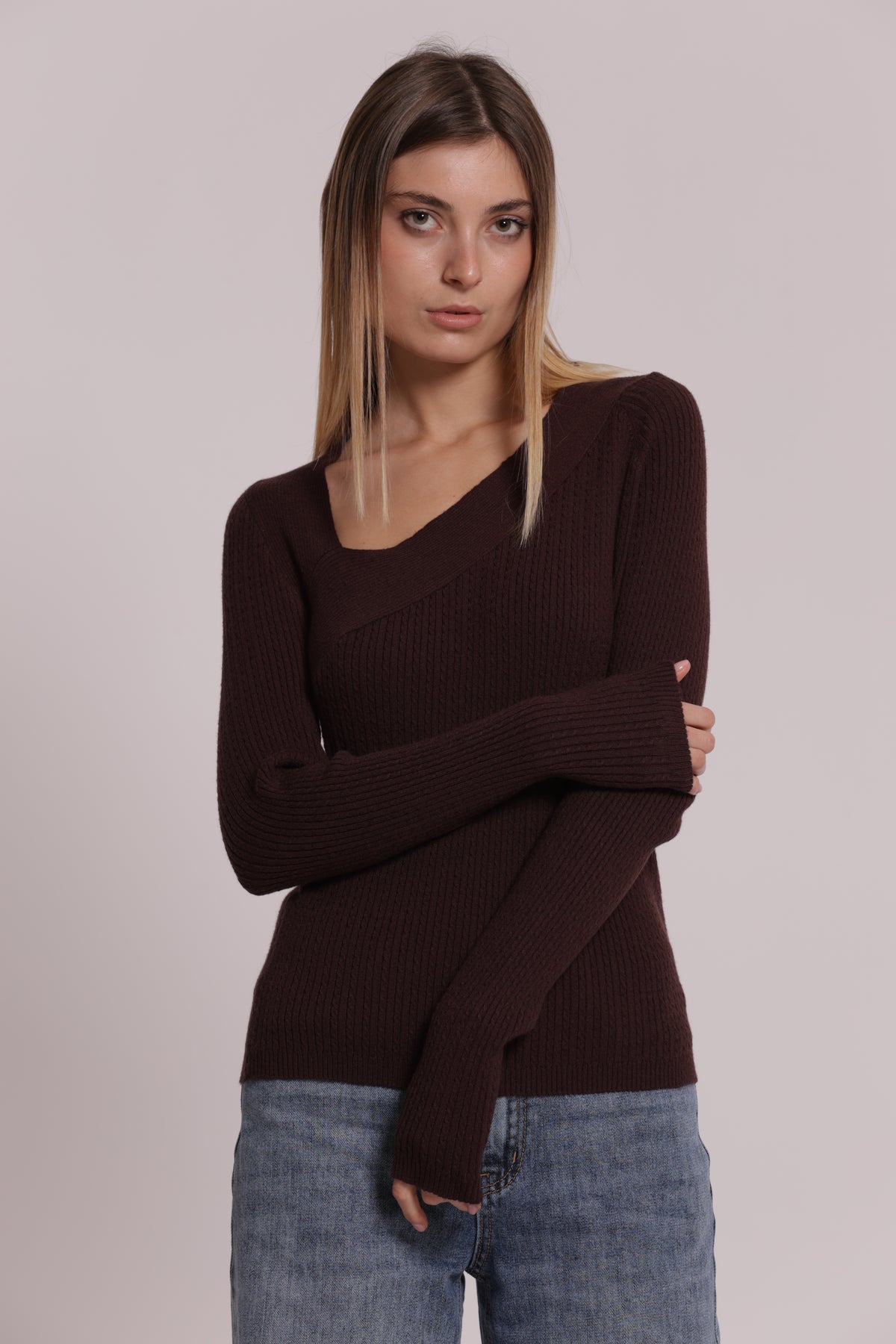 MAGLIA CON DETTAGLIO CUT OUT