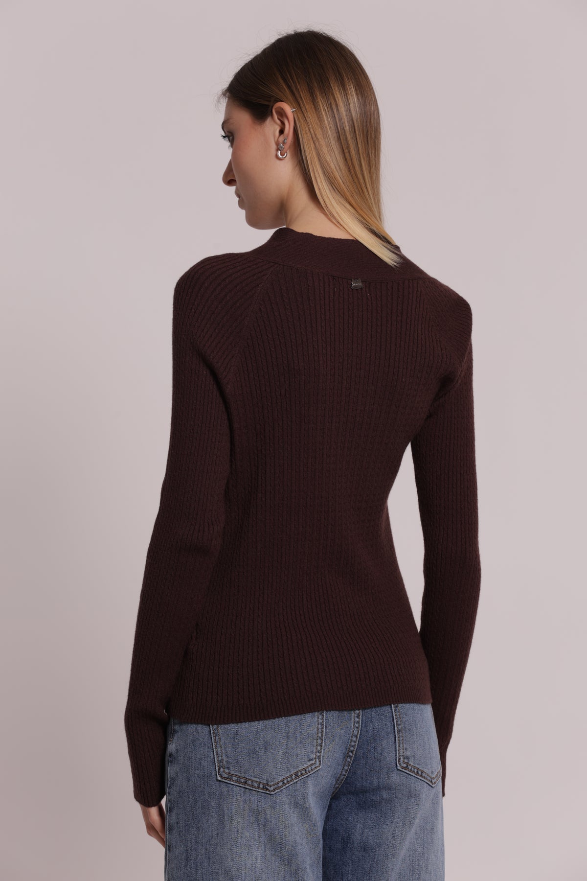 MAGLIA CON DETTAGLIO CUT OUT