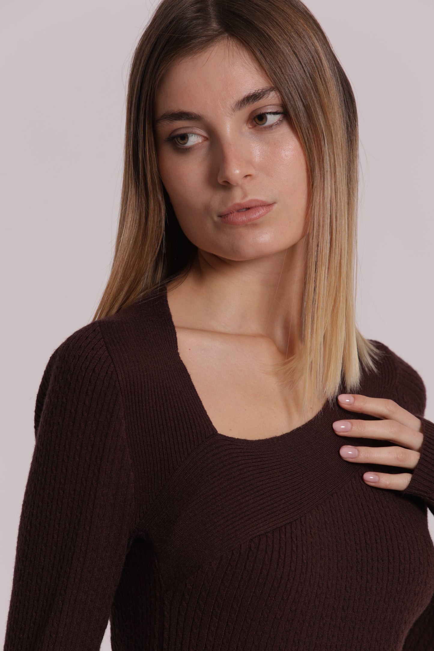 MAGLIA CON DETTAGLIO CUT OUT