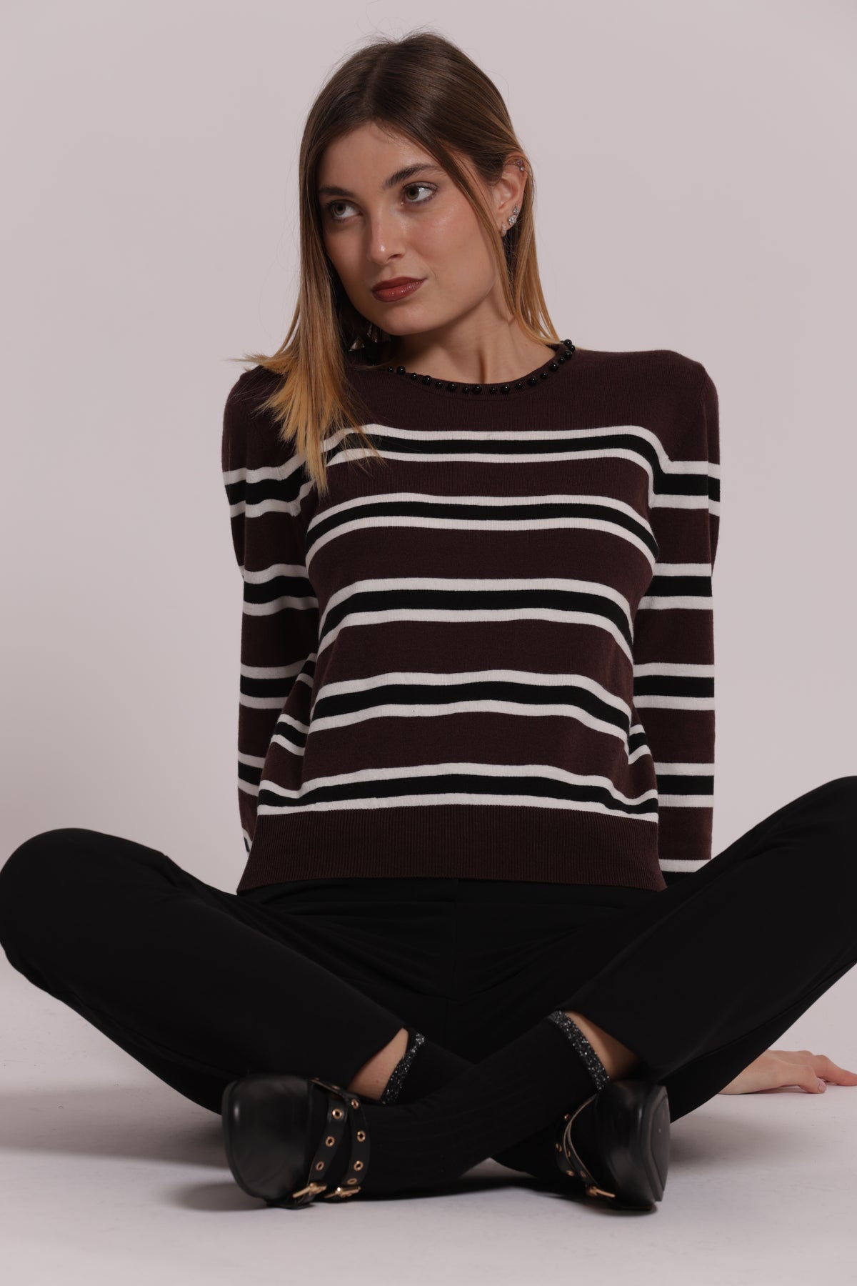 MAGLIA A RIGHE CON DETTAGLIO PERLE