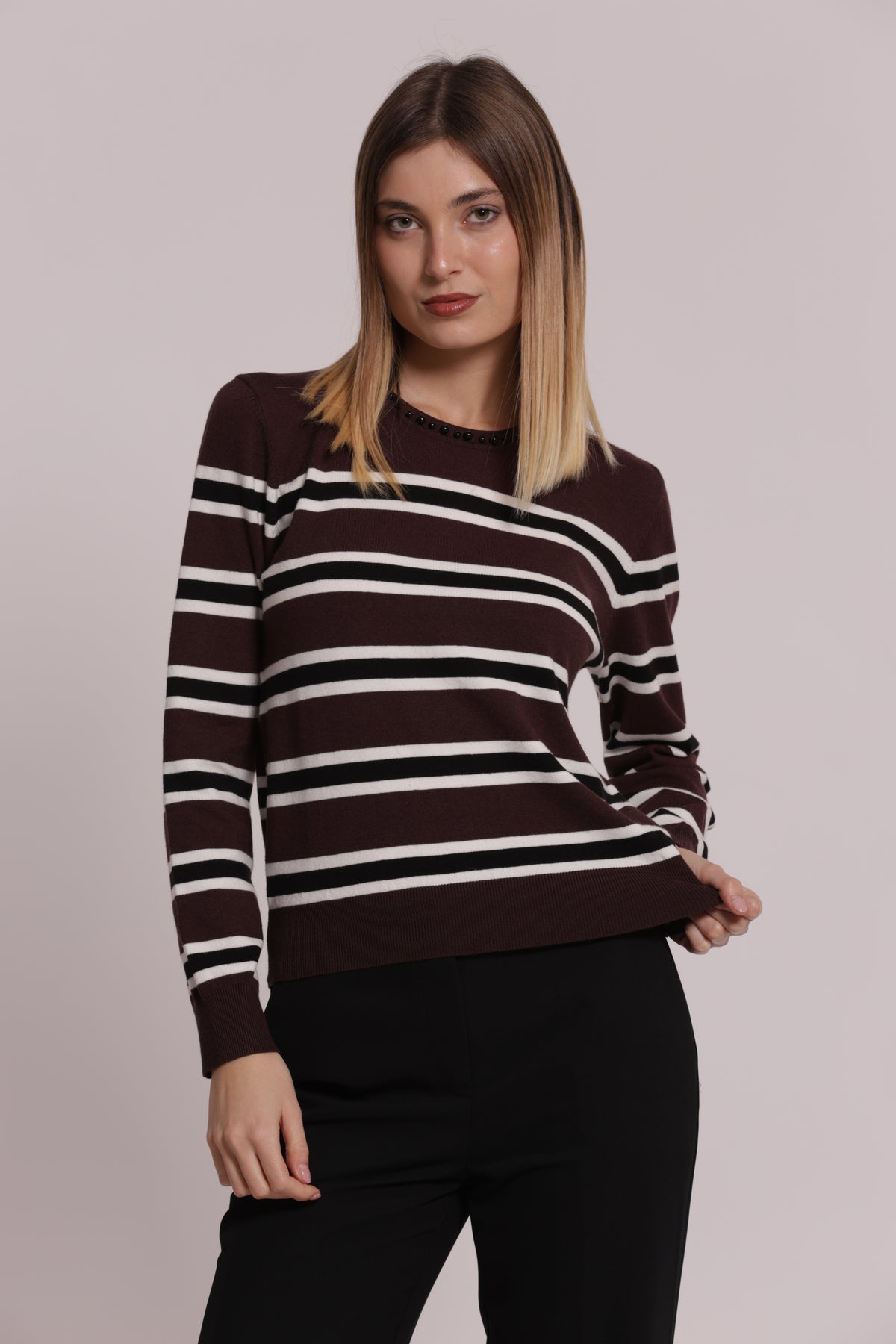 MAGLIA A RIGHE CON DETTAGLIO PERLE
