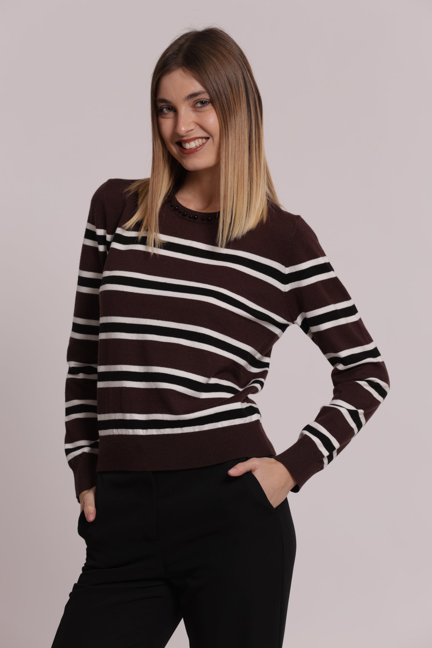 MAGLIA A RIGHE CON DETTAGLIO PERLE
