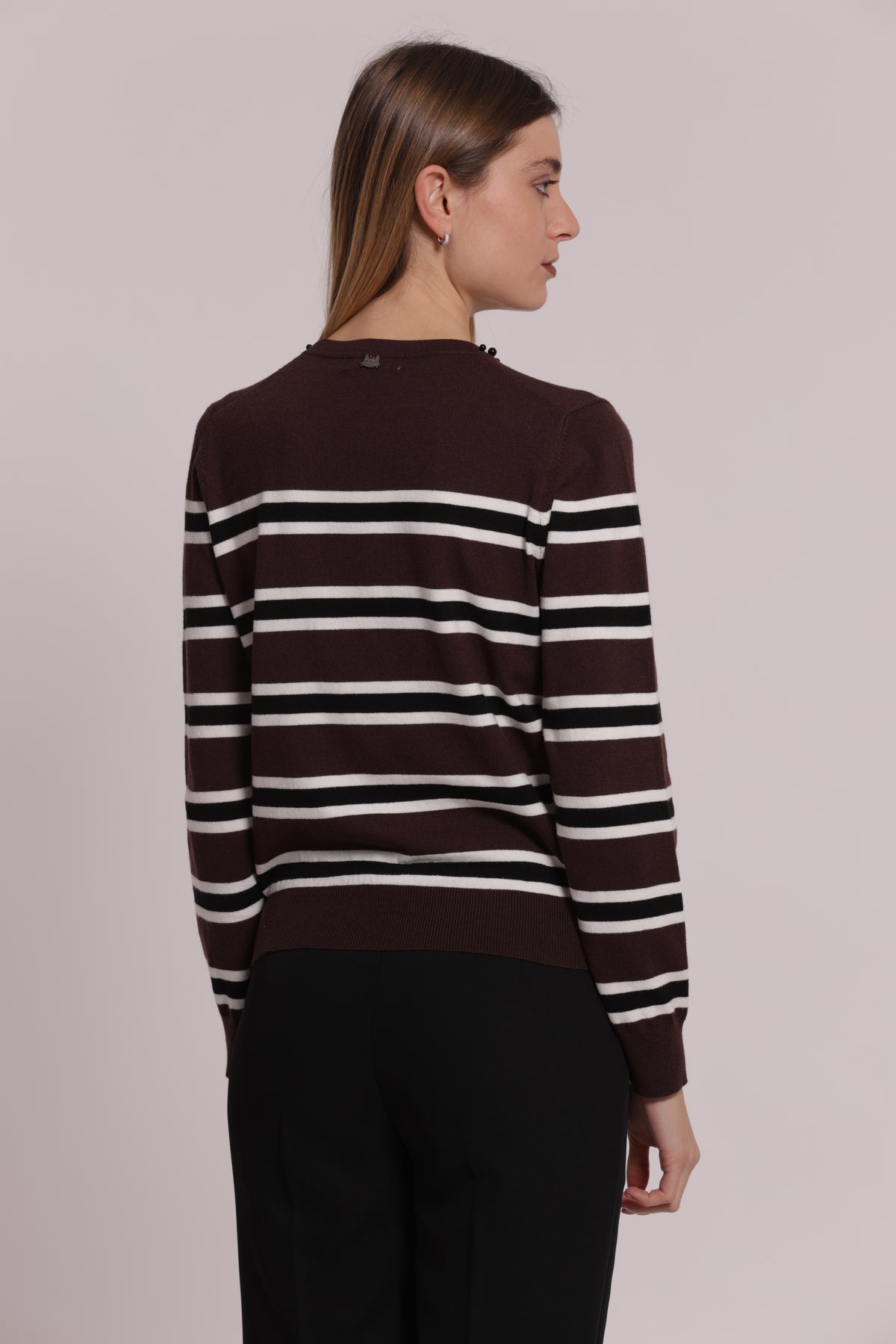 MAGLIA A RIGHE CON DETTAGLIO PERLE