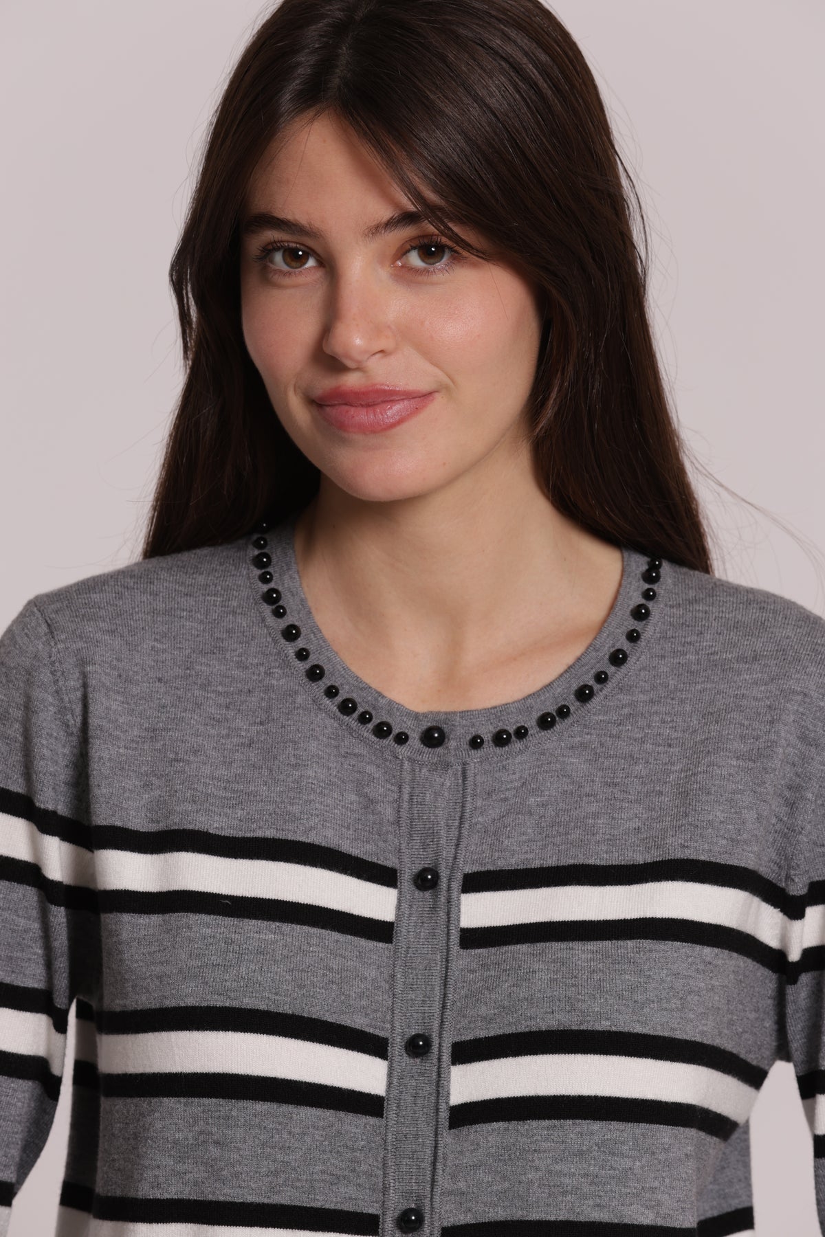 MAGLIA CARDIGAN A RIGHE CON DETTAGLIO PERLE