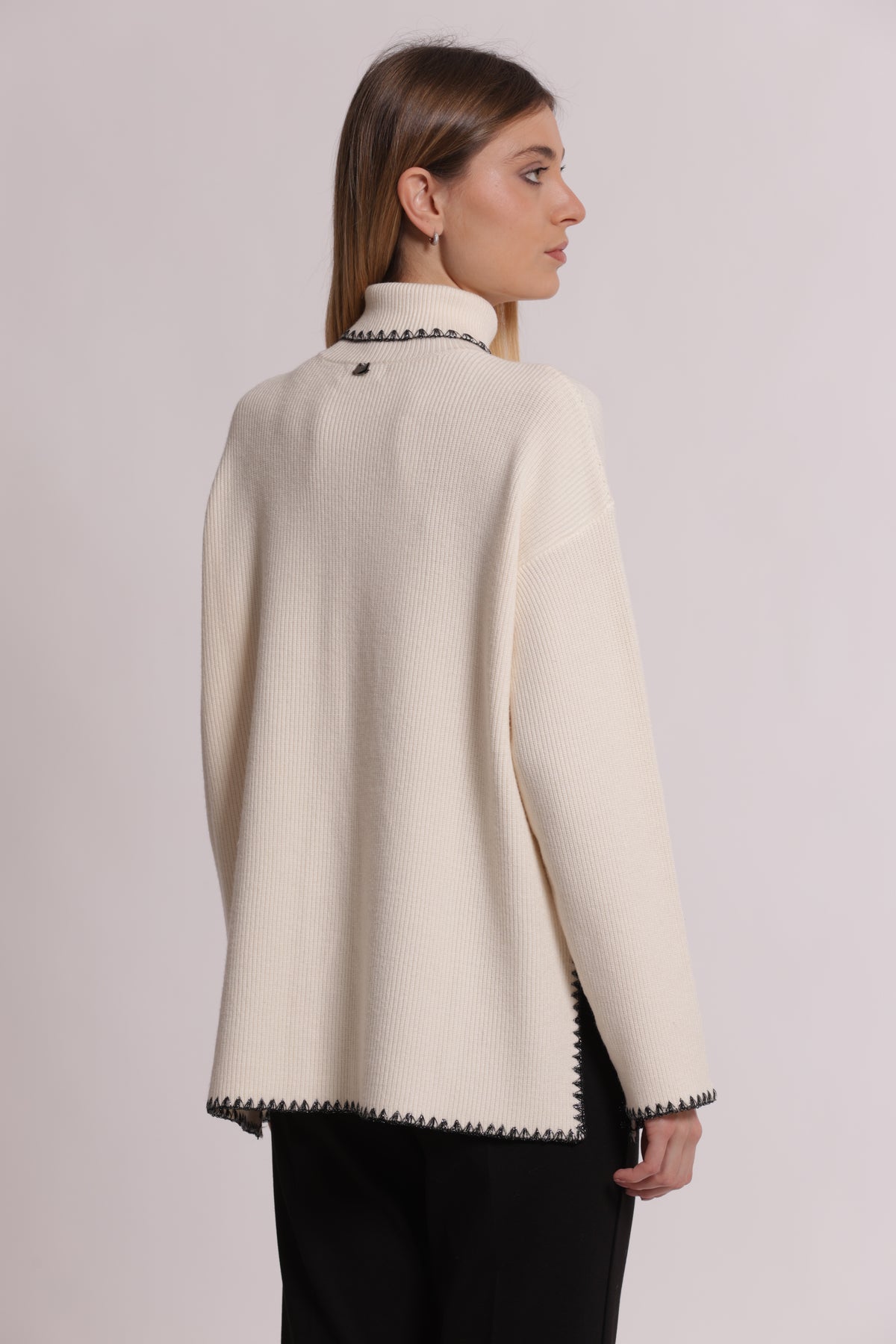 MAGLIA COLLO ALTO CON DETTAGLIO LUREX
