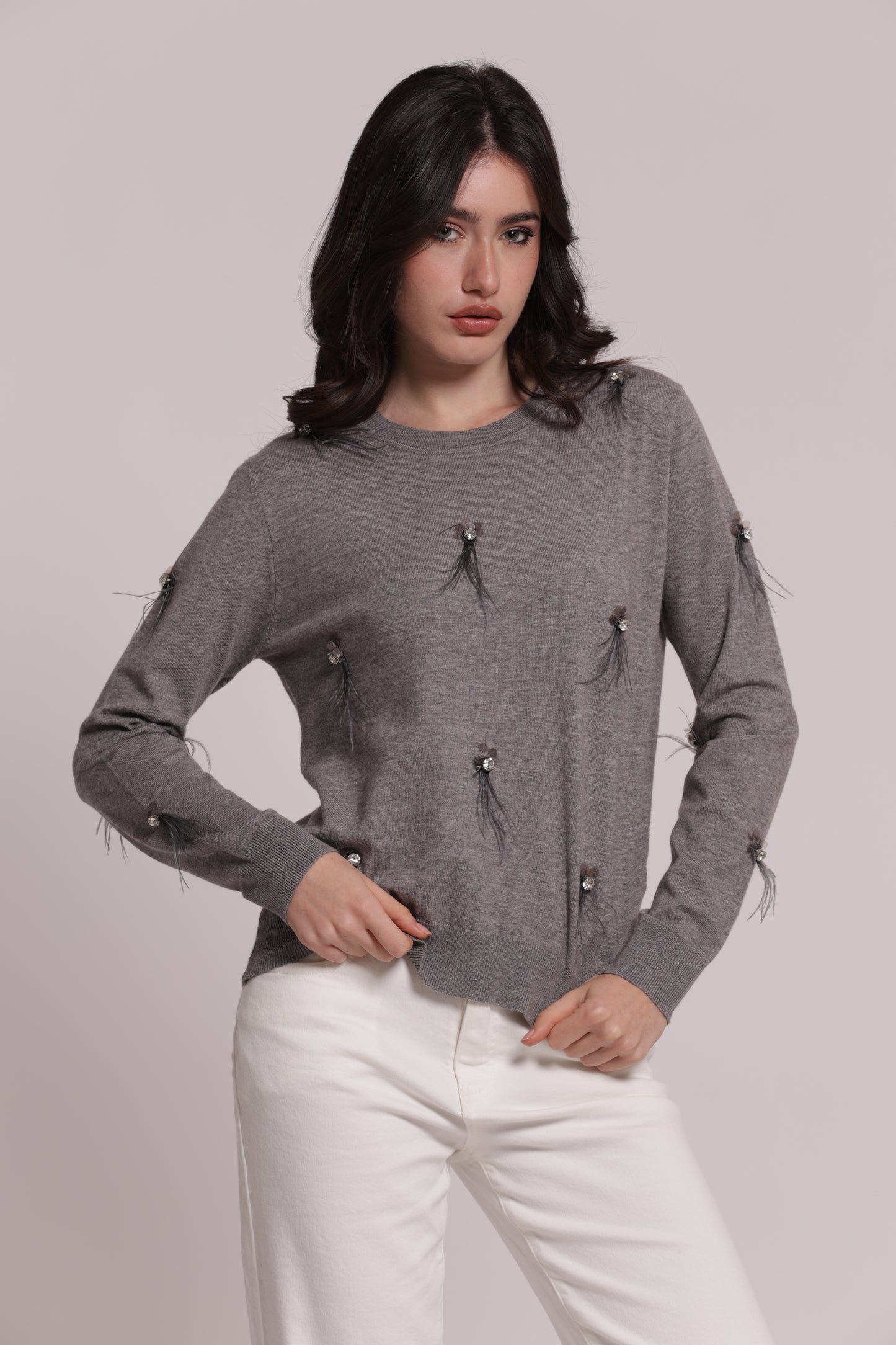 MAGLIA SCOLLO TONDO CON PIUME