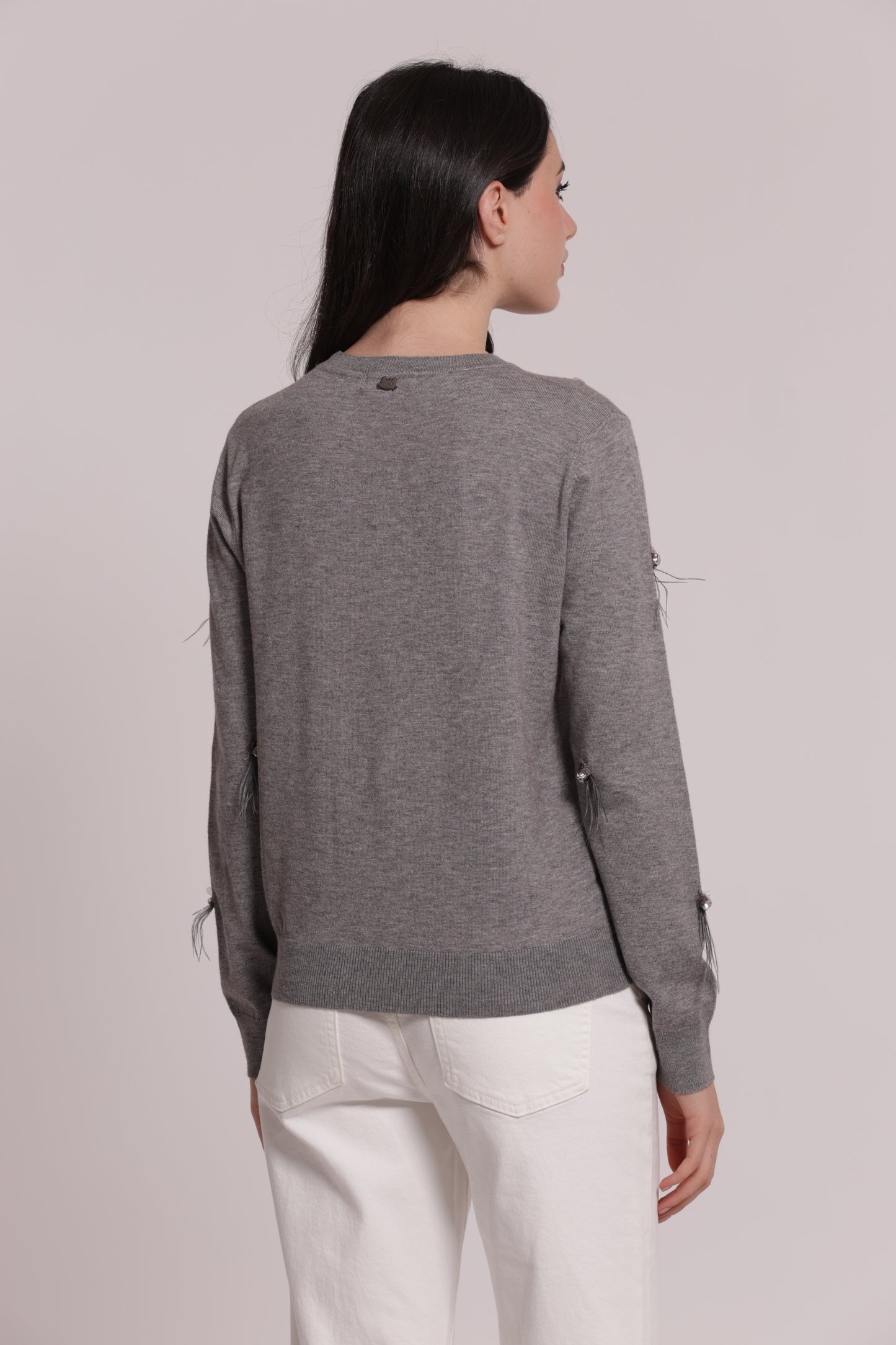 MAGLIA SCOLLO TONDO CON PIUME