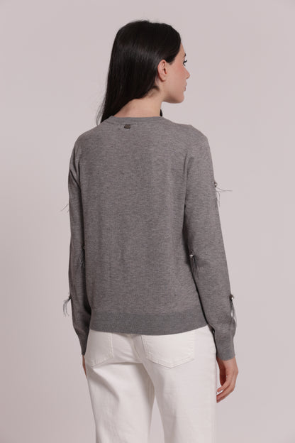 MAGLIA SCOLLO TONDO CON PIUME