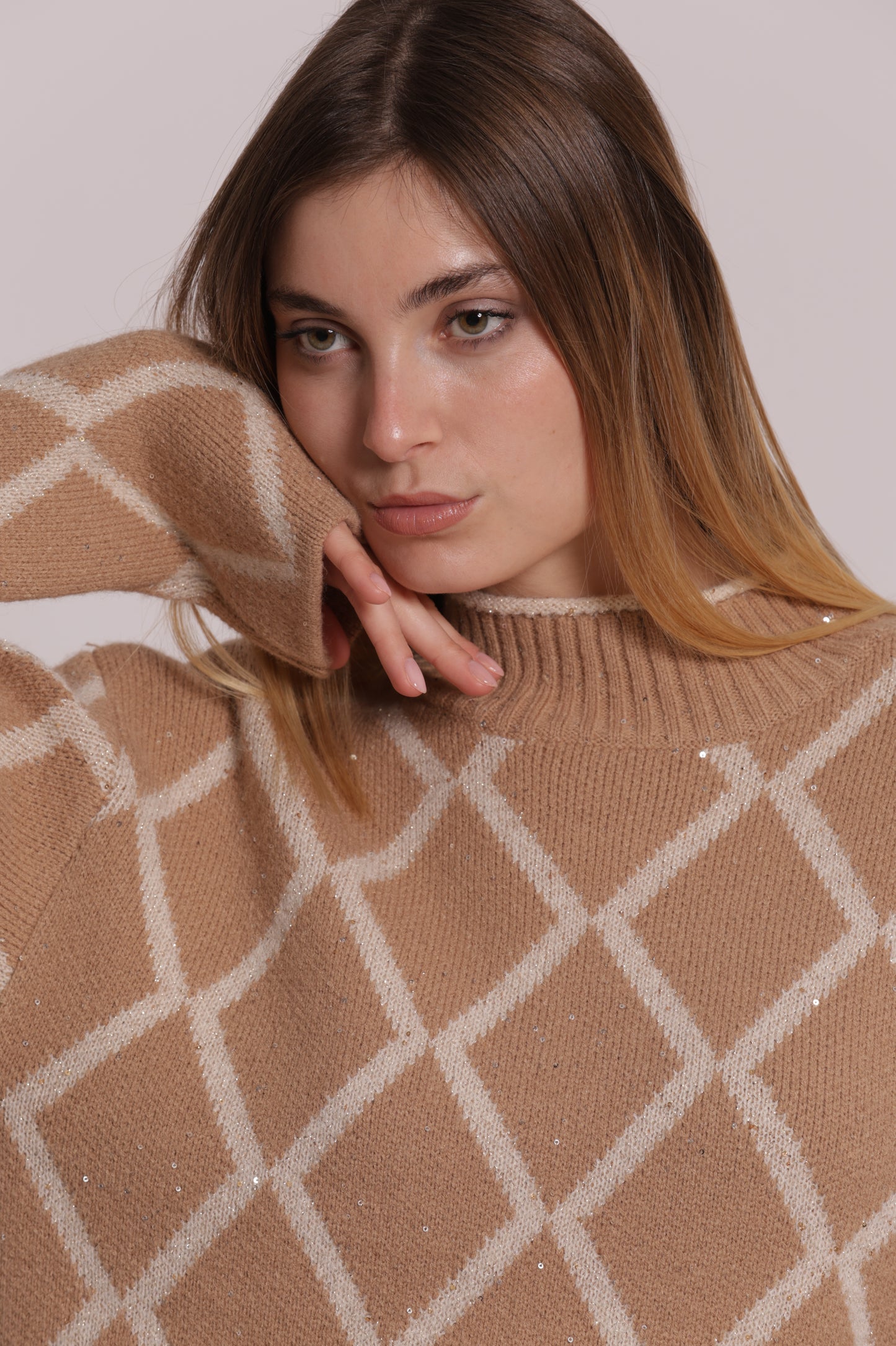 MAGLIA LUPETTO CON DISEGNO GEOMETRICO PAILLETTES