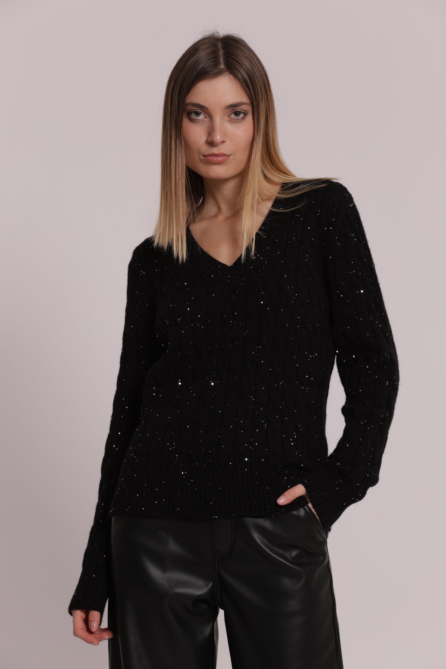 MAGLIA SCOLLO A V CON TRAMA TRECCIA E PAILLETTES