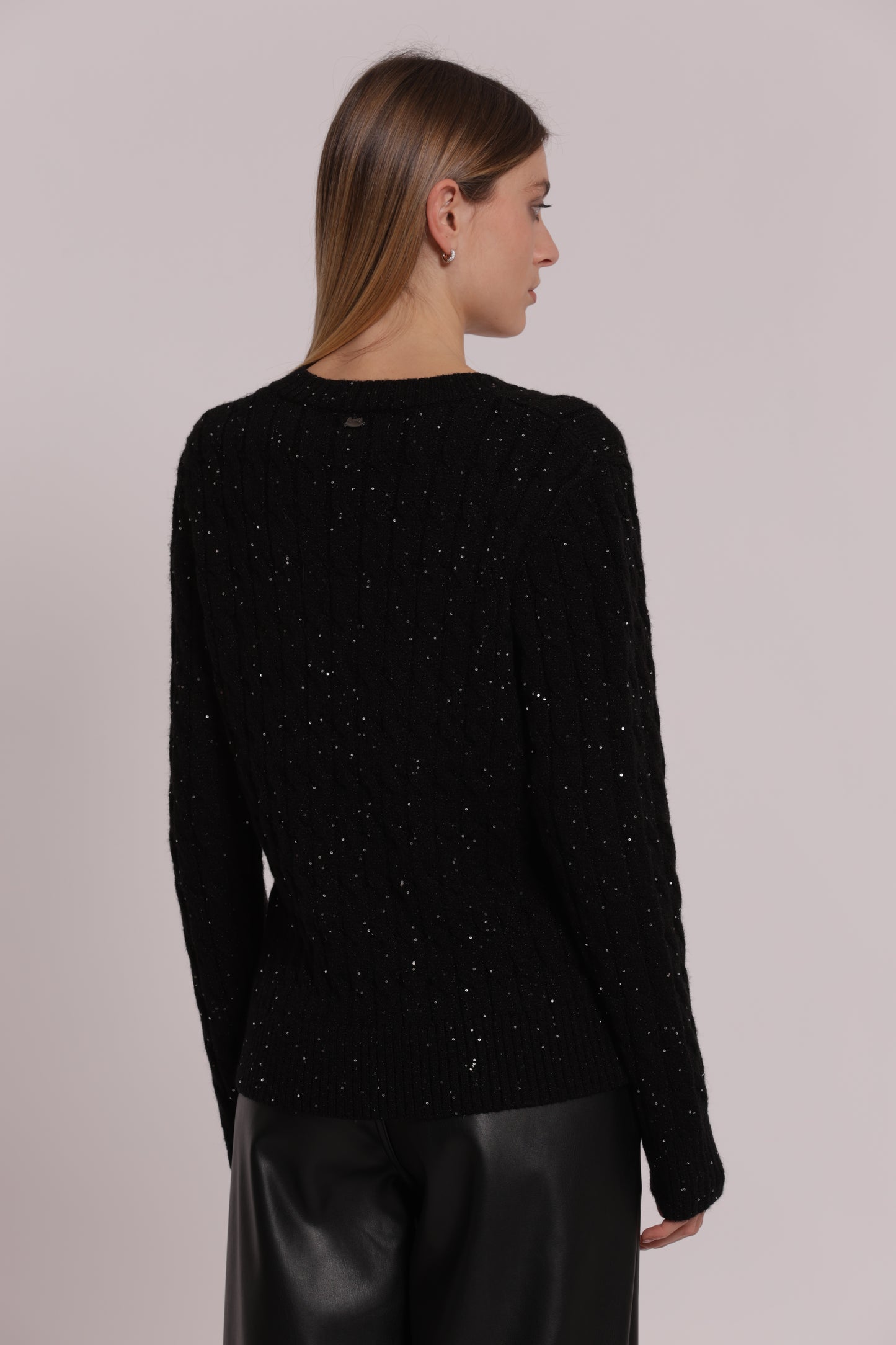 MAGLIA SCOLLO A V CON TRAMA TRECCIA E PAILLETTES