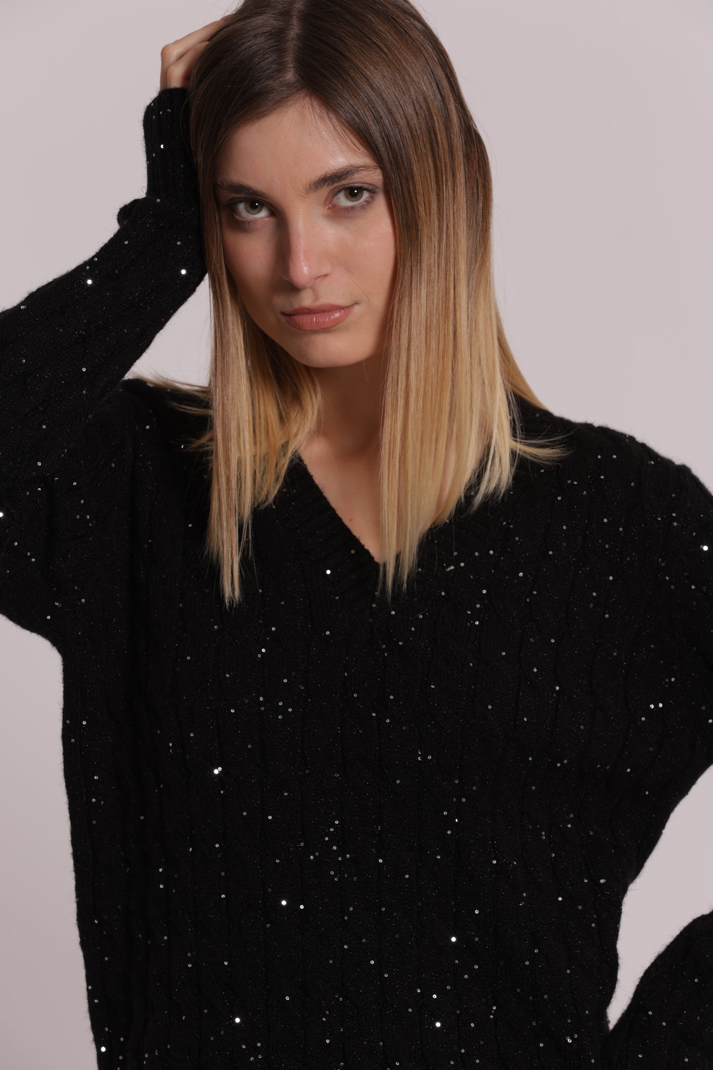 MAGLIA SCOLLO A V CON TRAMA TRECCIA E PAILLETTES