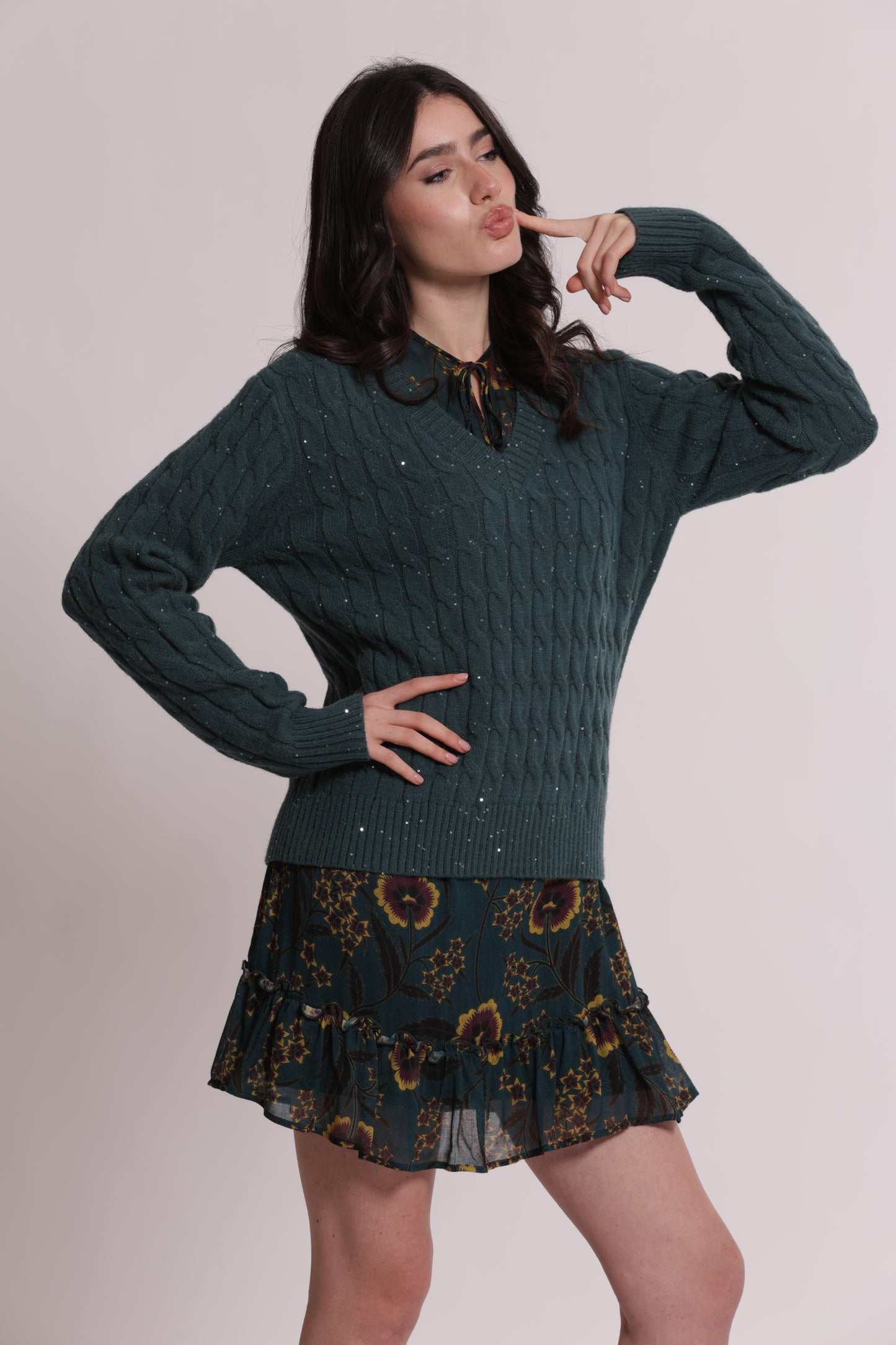 MAGLIA SCOLLO A V CON TRAMA TRECCIA E PAILLETTES
