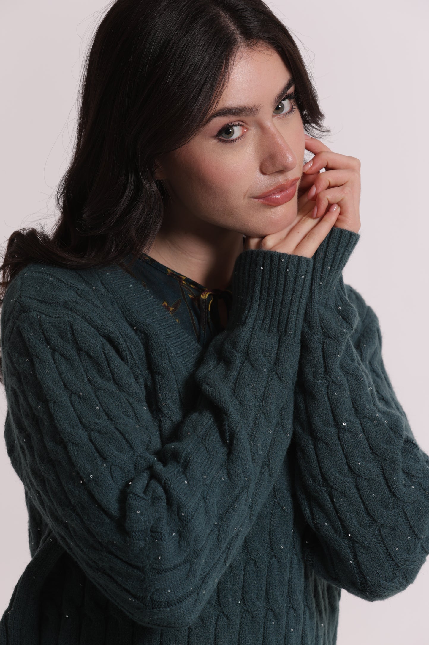 MAGLIA SCOLLO A V CON TRAMA TRECCIA E PAILLETTES