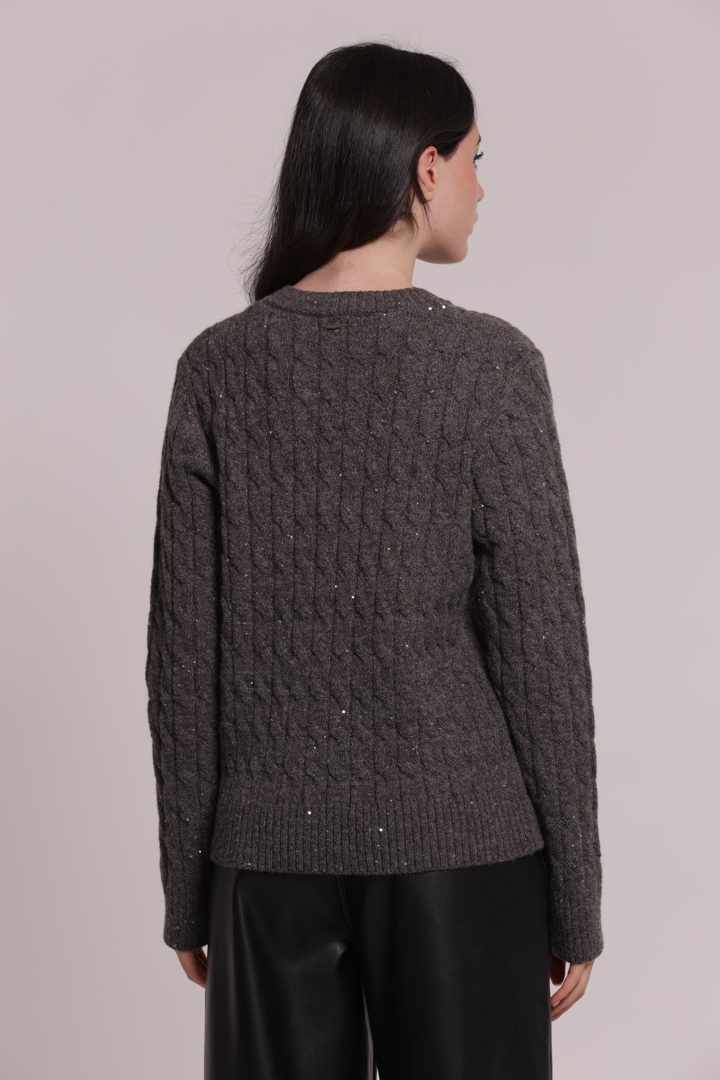 MAGLIA SCOLLO A V CON TRAMA TRECCIA E PAILLETTES