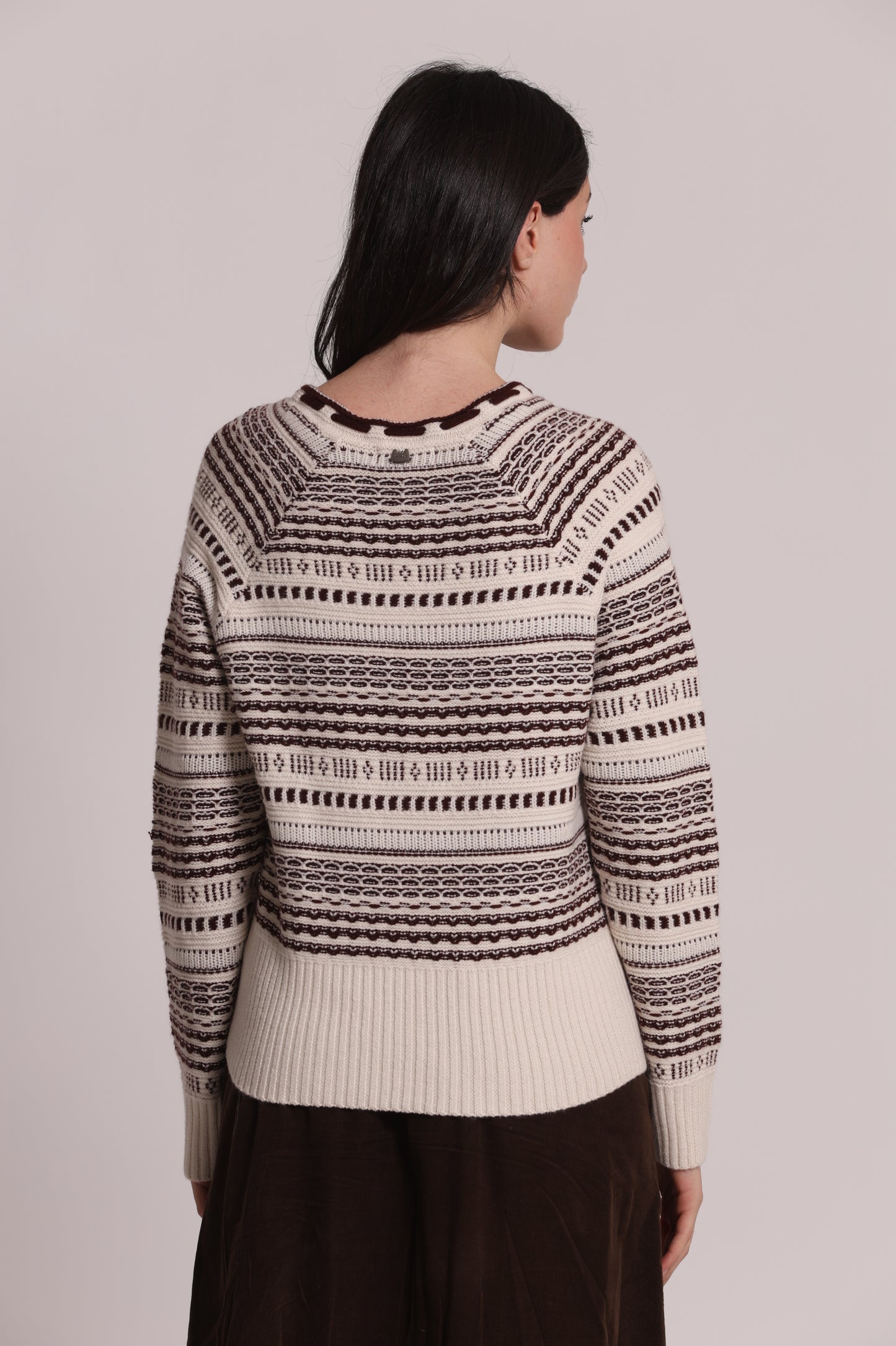 MAGLIA CON DETTAGLI A CONTRASTO