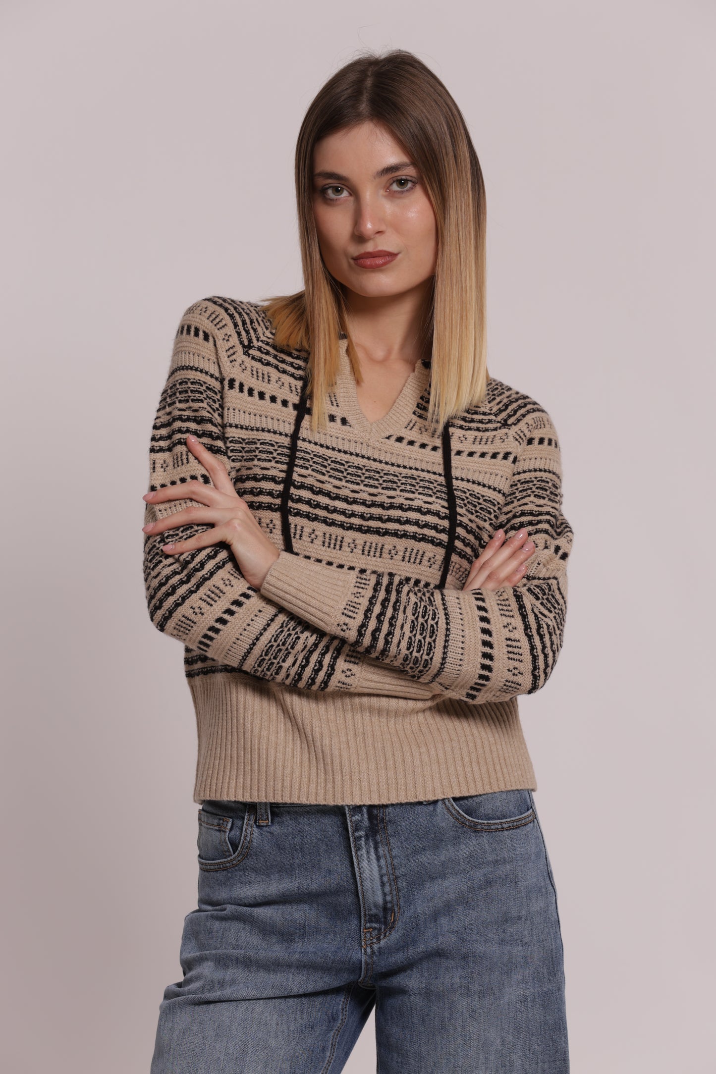 MAGLIA CON DETTAGLI A CONTRASTO