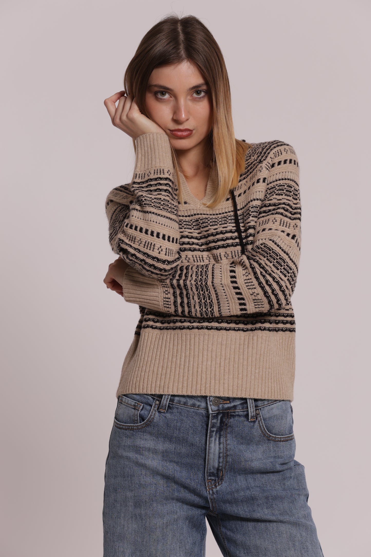 MAGLIA CON DETTAGLI A CONTRASTO