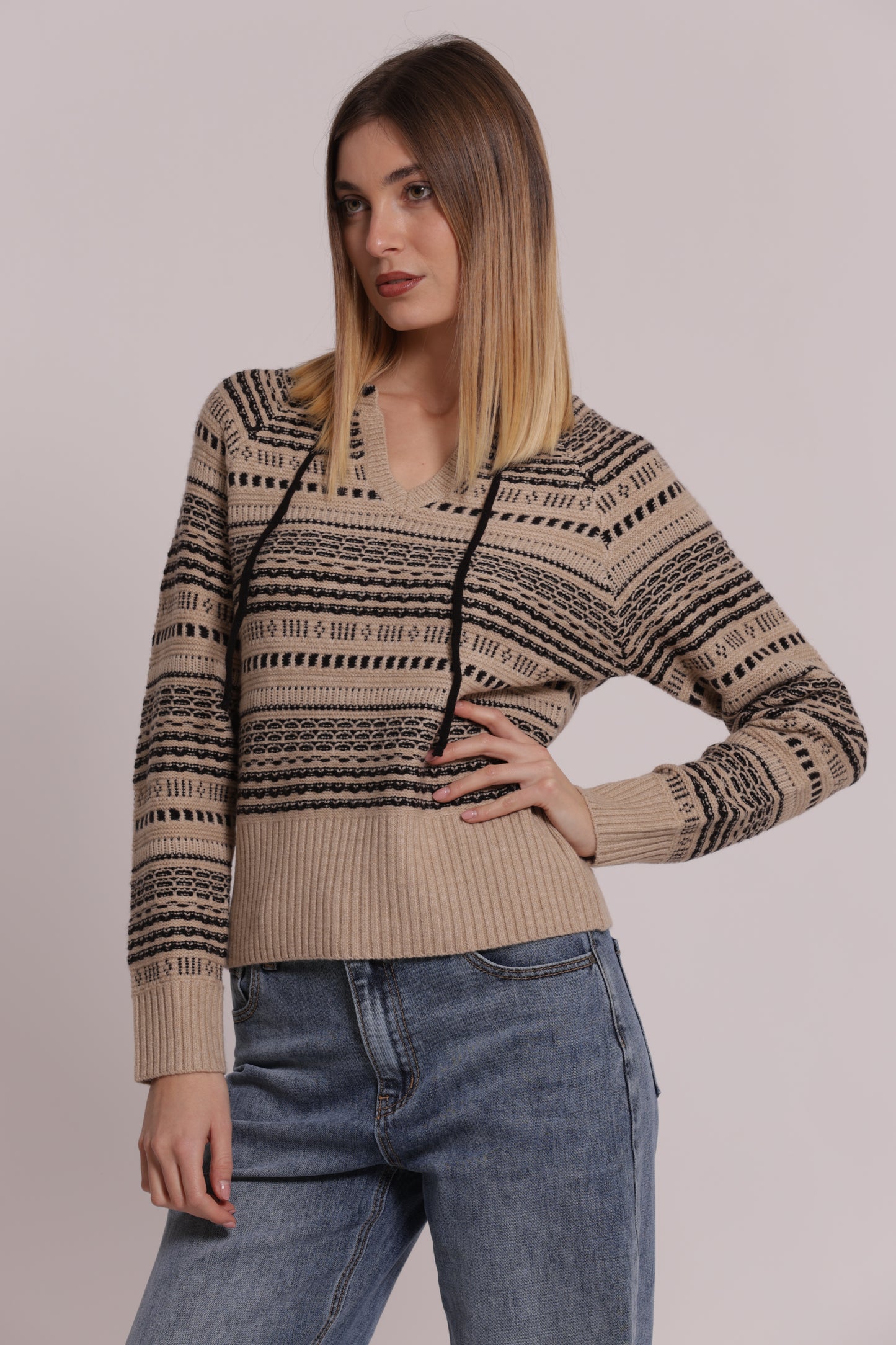 MAGLIA CON DETTAGLI A CONTRASTO