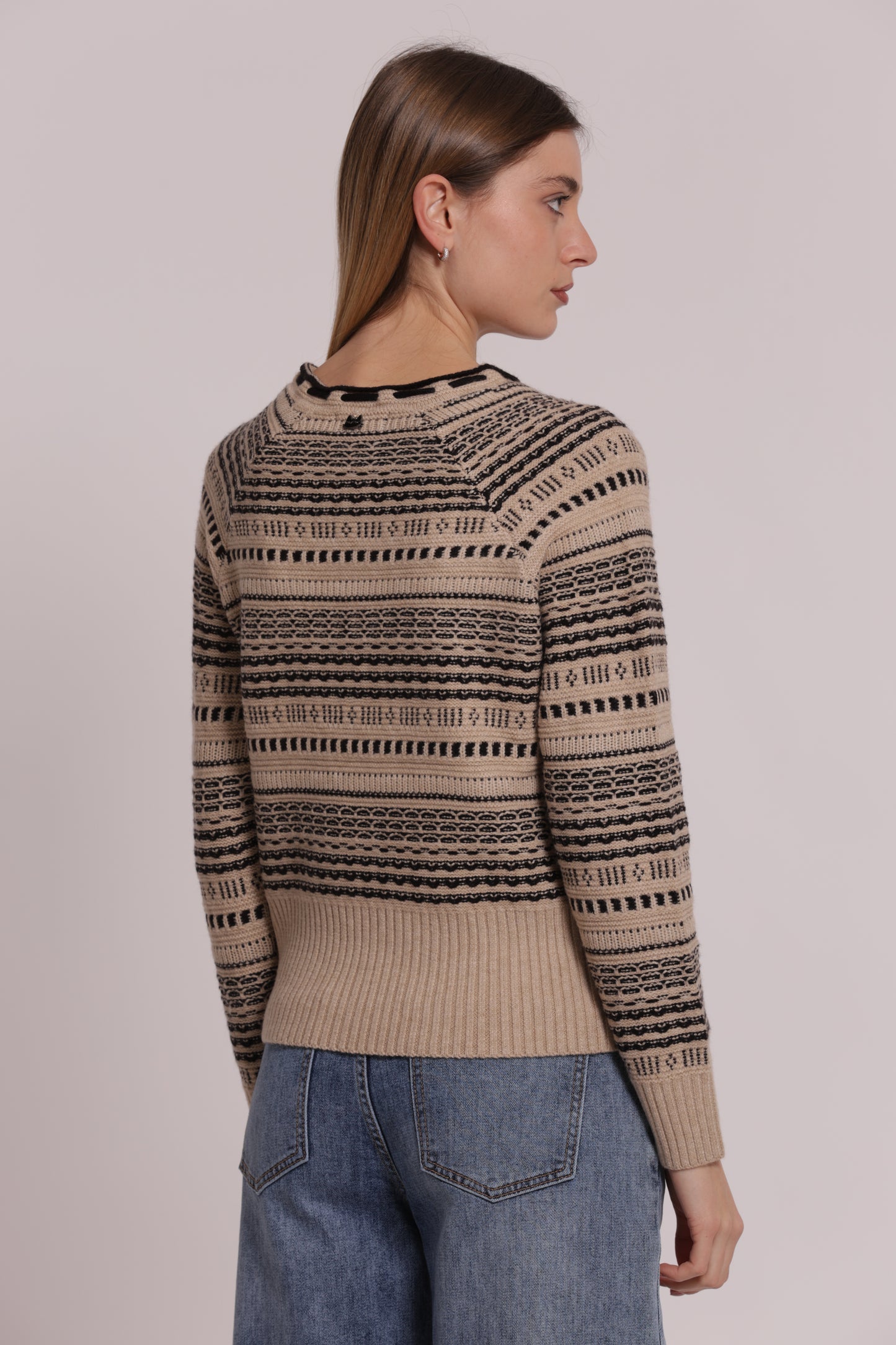 MAGLIA CON DETTAGLI A CONTRASTO