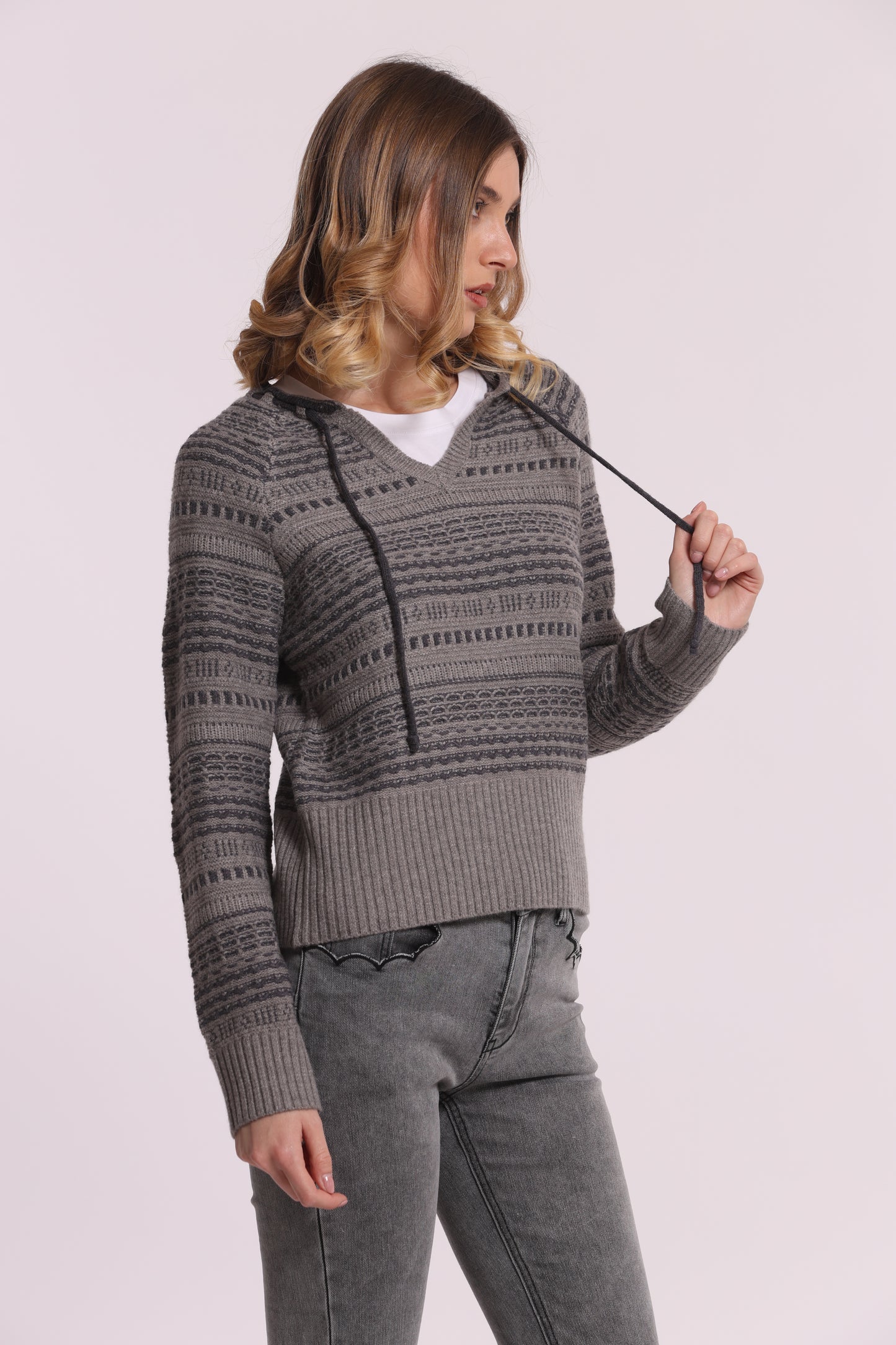 MAGLIA CON DETTAGLI A CONTRASTO