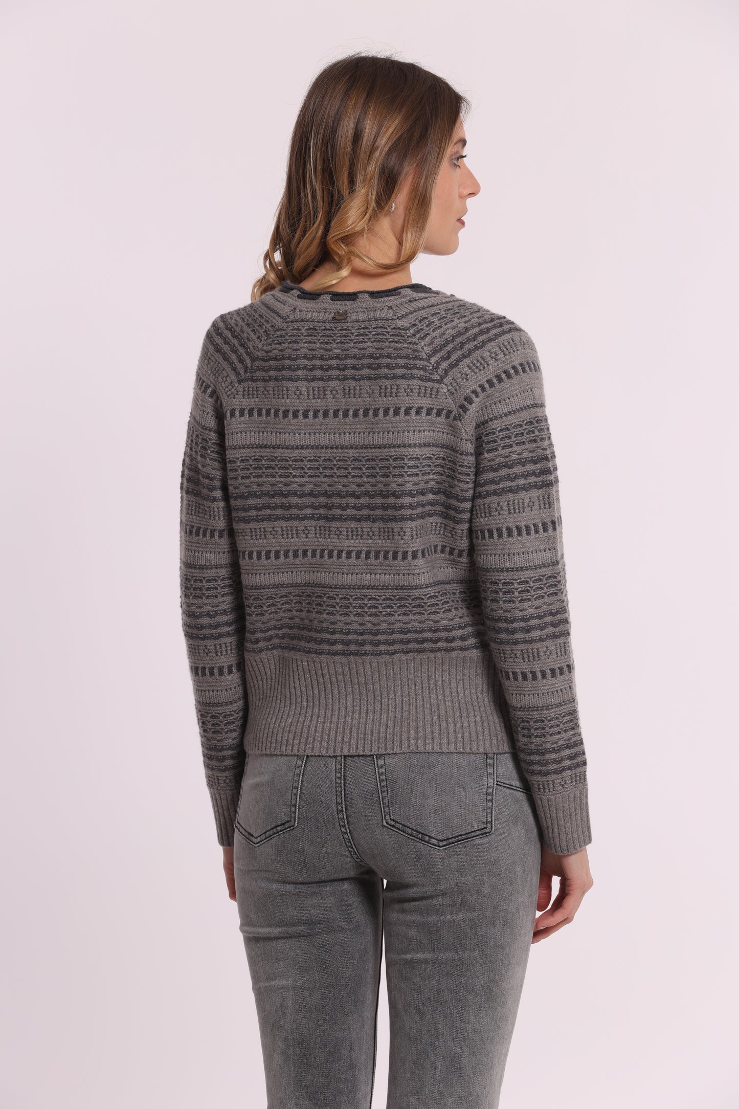 MAGLIA CON DETTAGLI A CONTRASTO