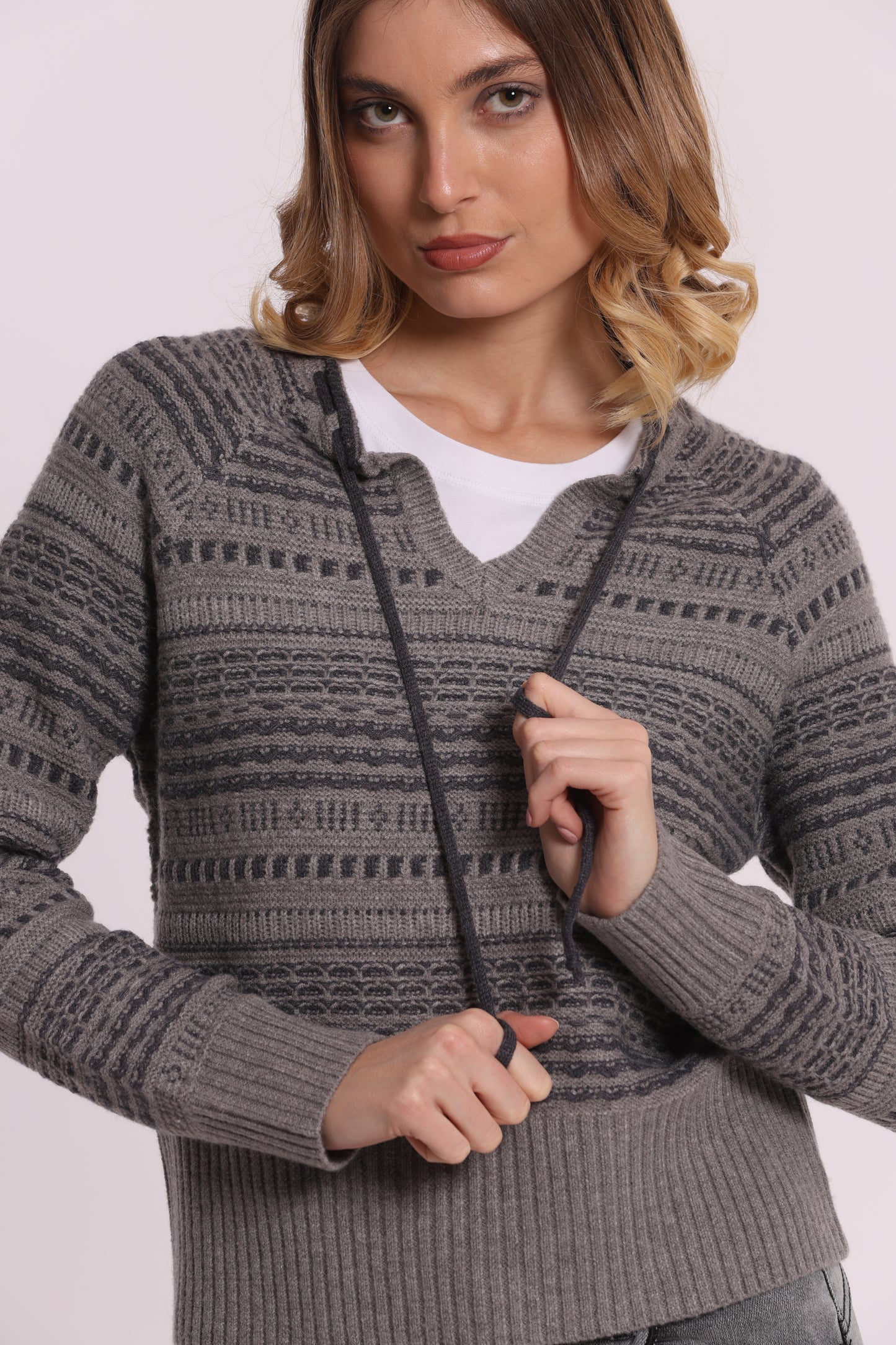 MAGLIA CON DETTAGLI A CONTRASTO
