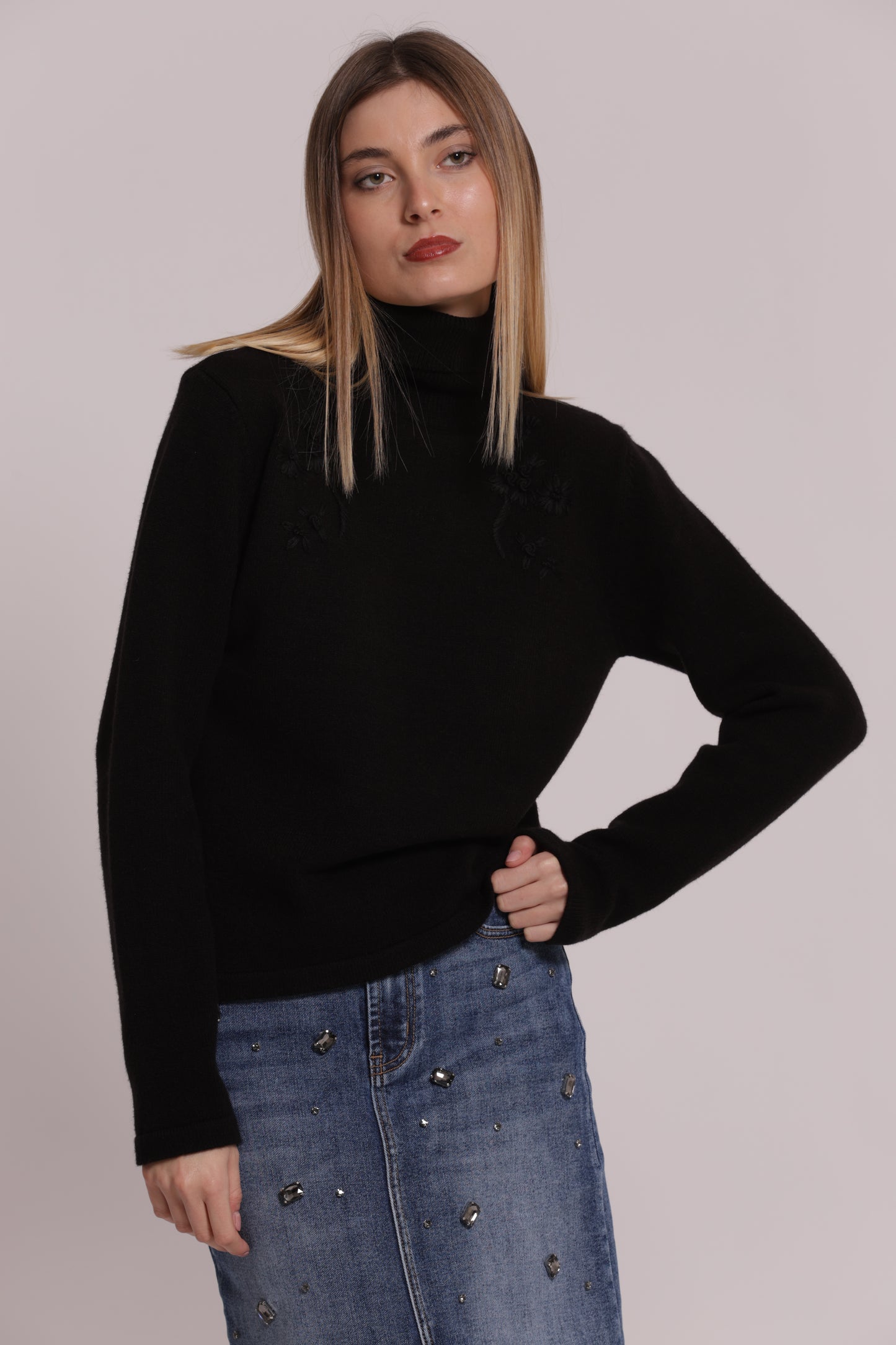 MAGLIA COLLO ALTO CON RICAMI FLOREALI