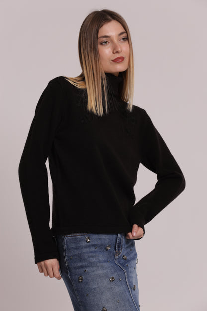 MAGLIA COLLO ALTO CON RICAMI FLOREALI