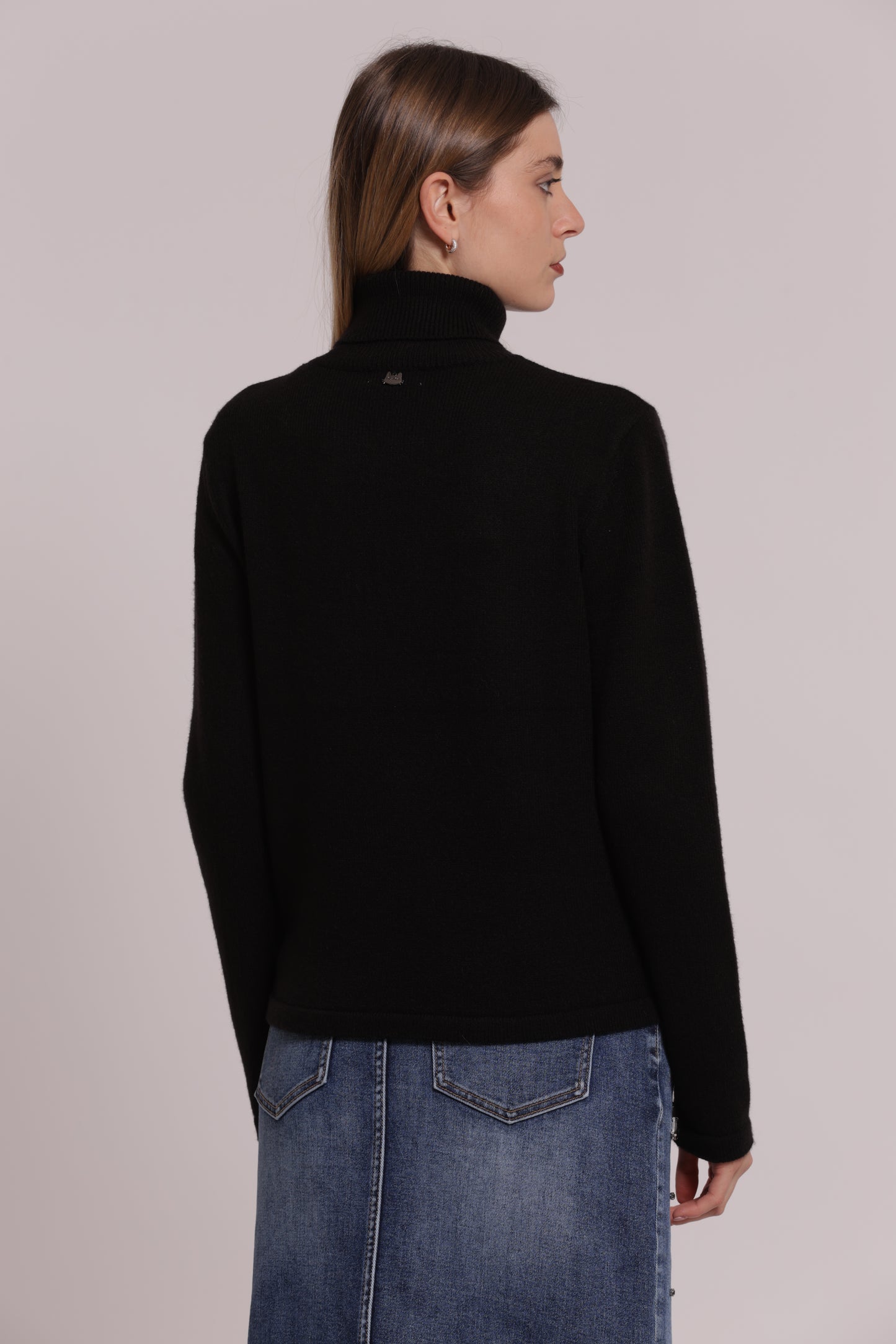 MAGLIA COLLO ALTO CON RICAMI FLOREALI