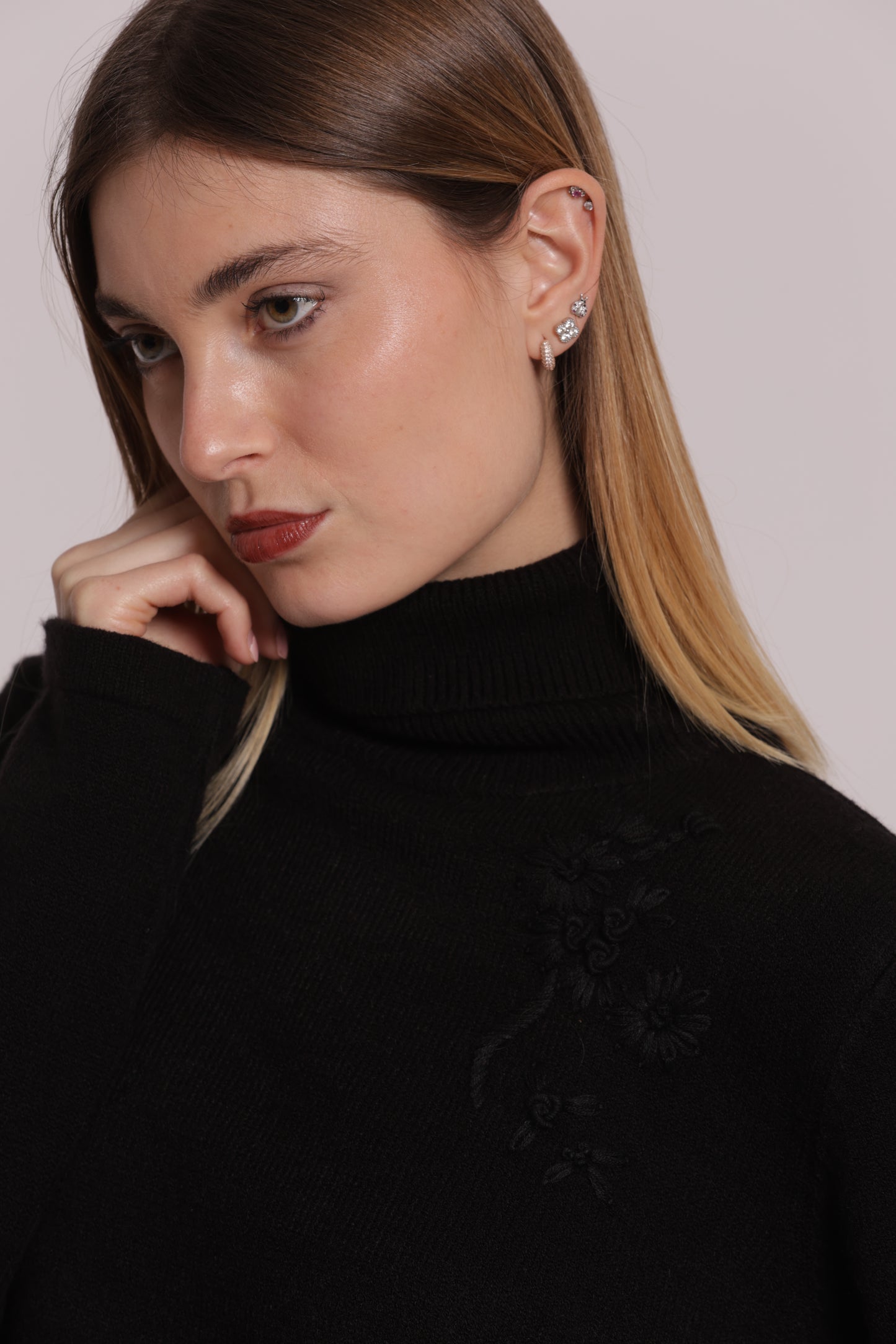 MAGLIA COLLO ALTO CON RICAMI FLOREALI