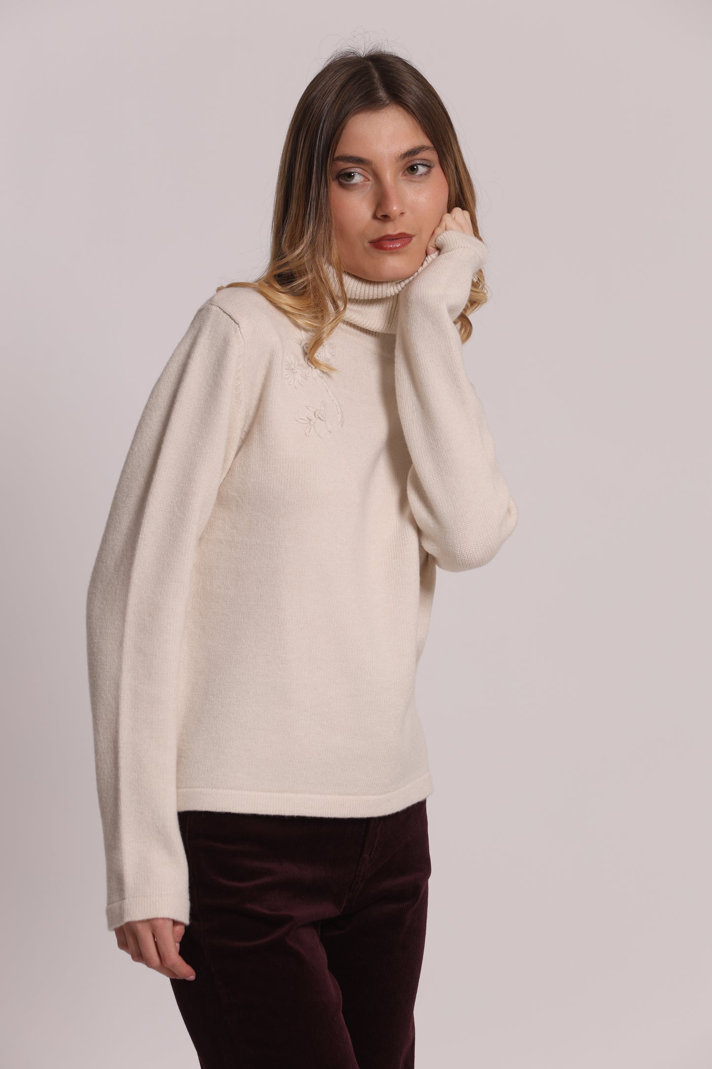 MAGLIA COLLO ALTO CON RICAMI FLOREALI