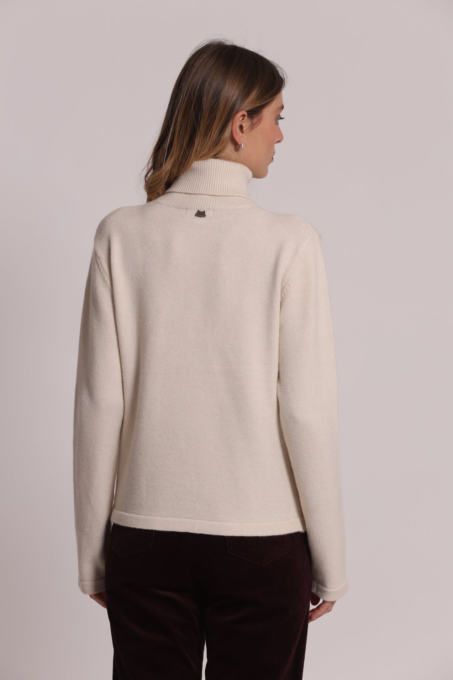 MAGLIA COLLO ALTO CON RICAMI FLOREALI
