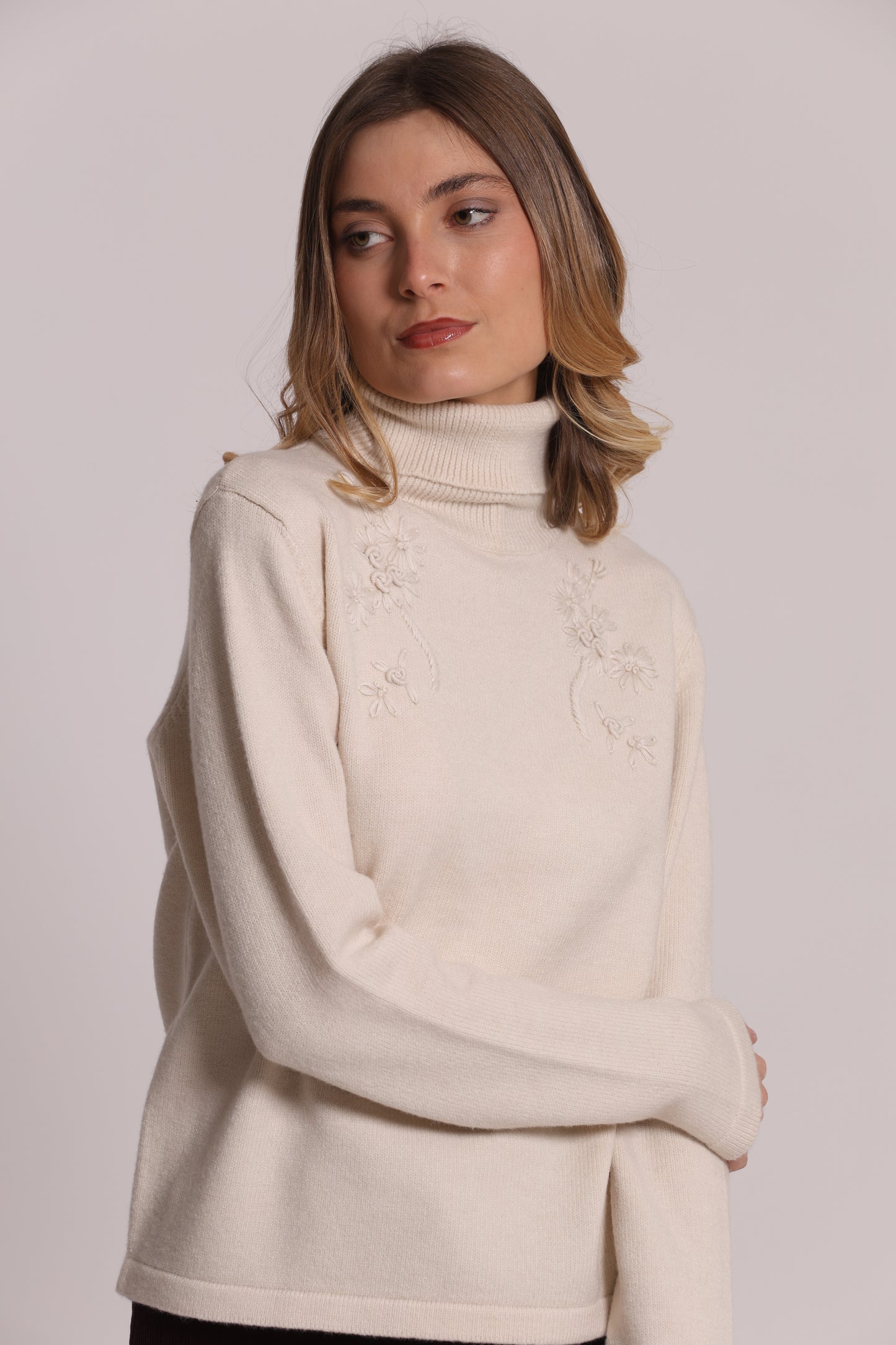 MAGLIA COLLO ALTO CON RICAMI FLOREALI