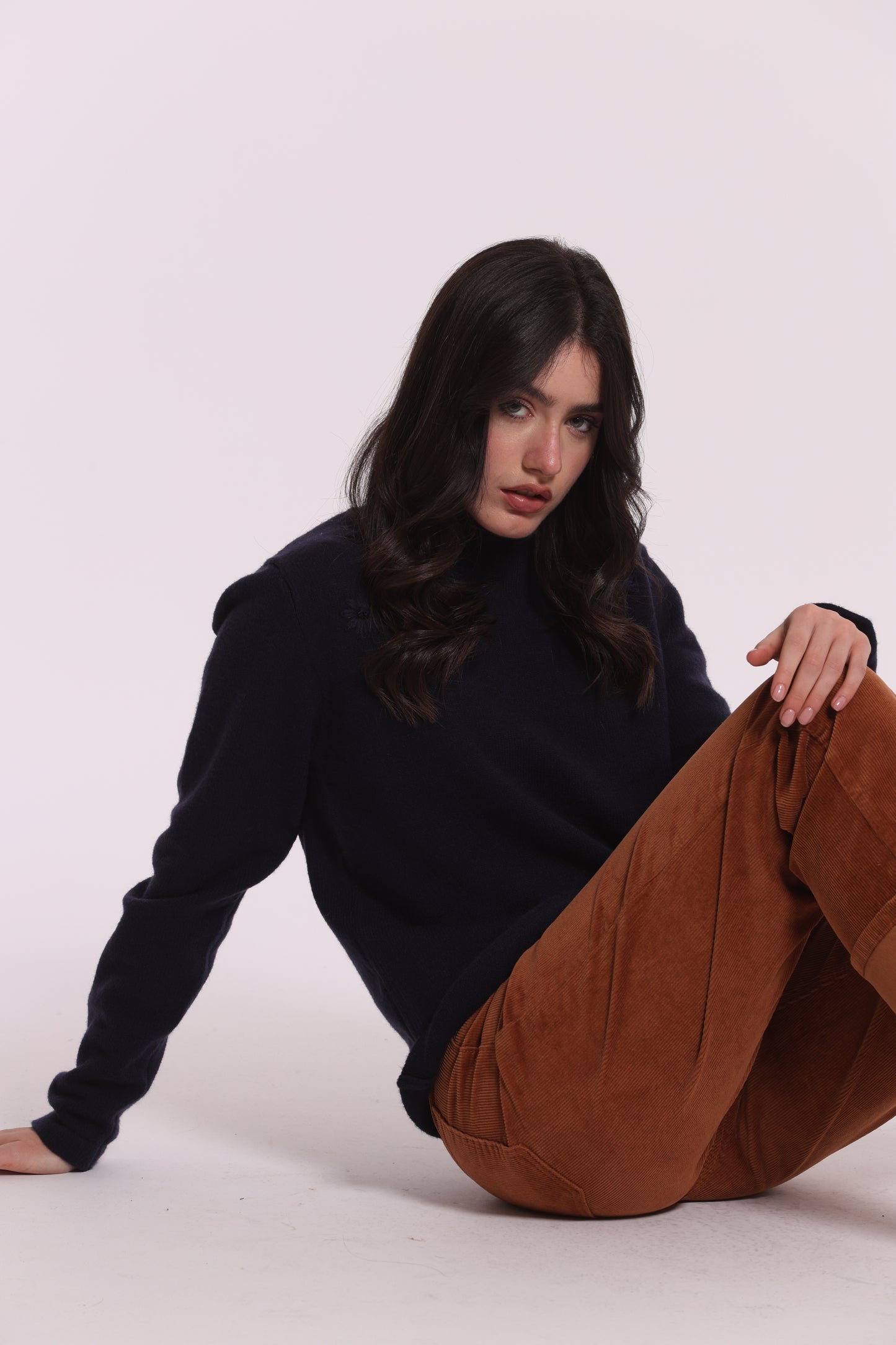 MAGLIA COLLO ALTO CON RICAMI FLOREALI