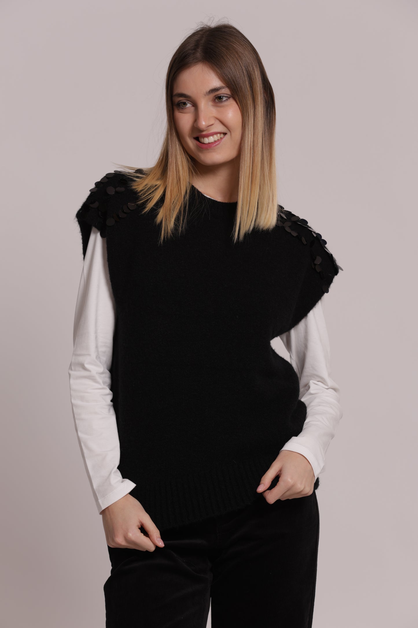 MAGLIA MANICHE CORTE CON PAILLETTES SU SPALLE
