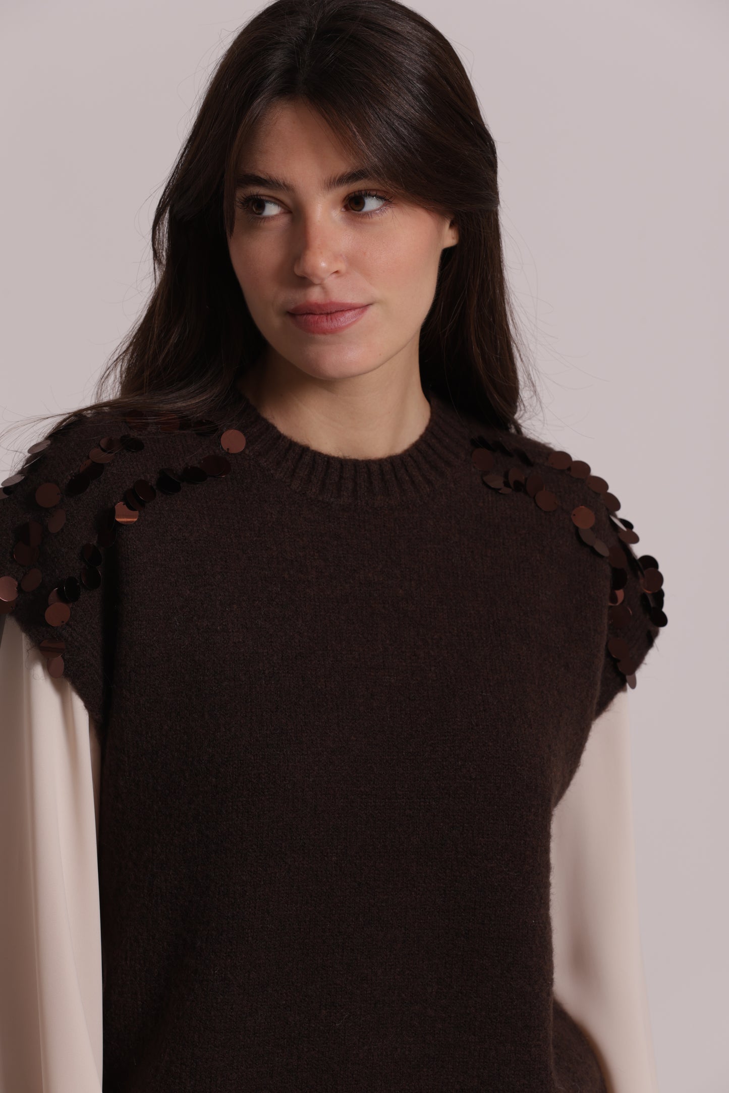 MAGLIA MANICHE CORTE CON PAILLETTES SU SPALLE