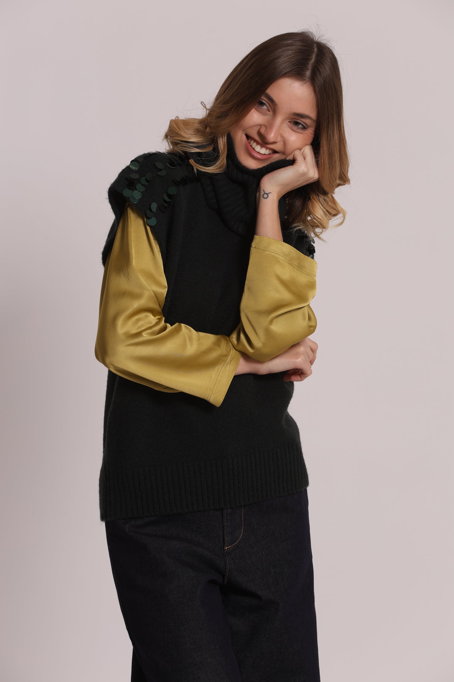 MAGLIA MANICHE CORTE CON PAILLETTES SU SPALLE