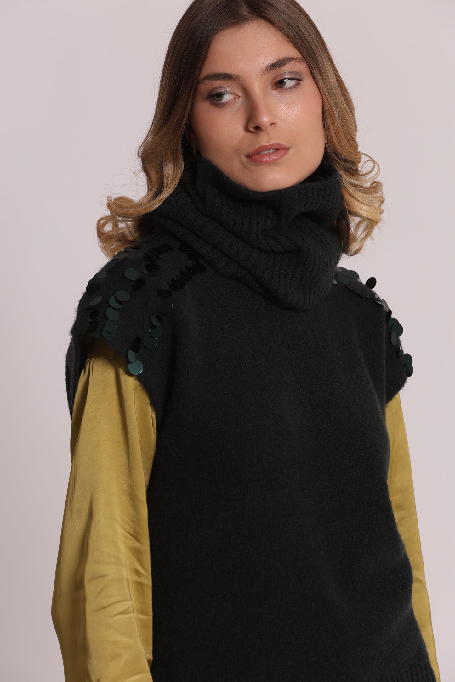 MAGLIA MANICHE CORTE CON PAILLETTES SU SPALLE