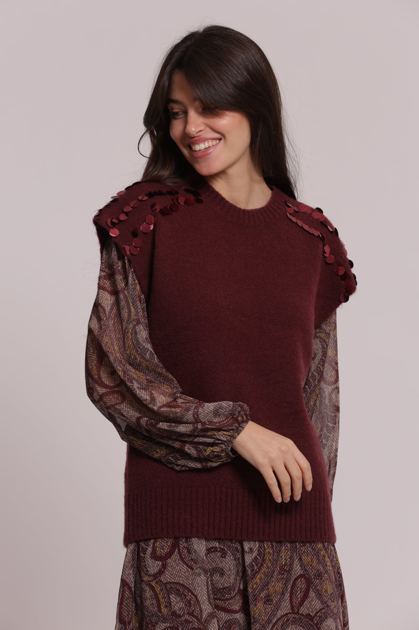 MAGLIA MANICHE CORTE CON PAILLETTES SU SPALLE
