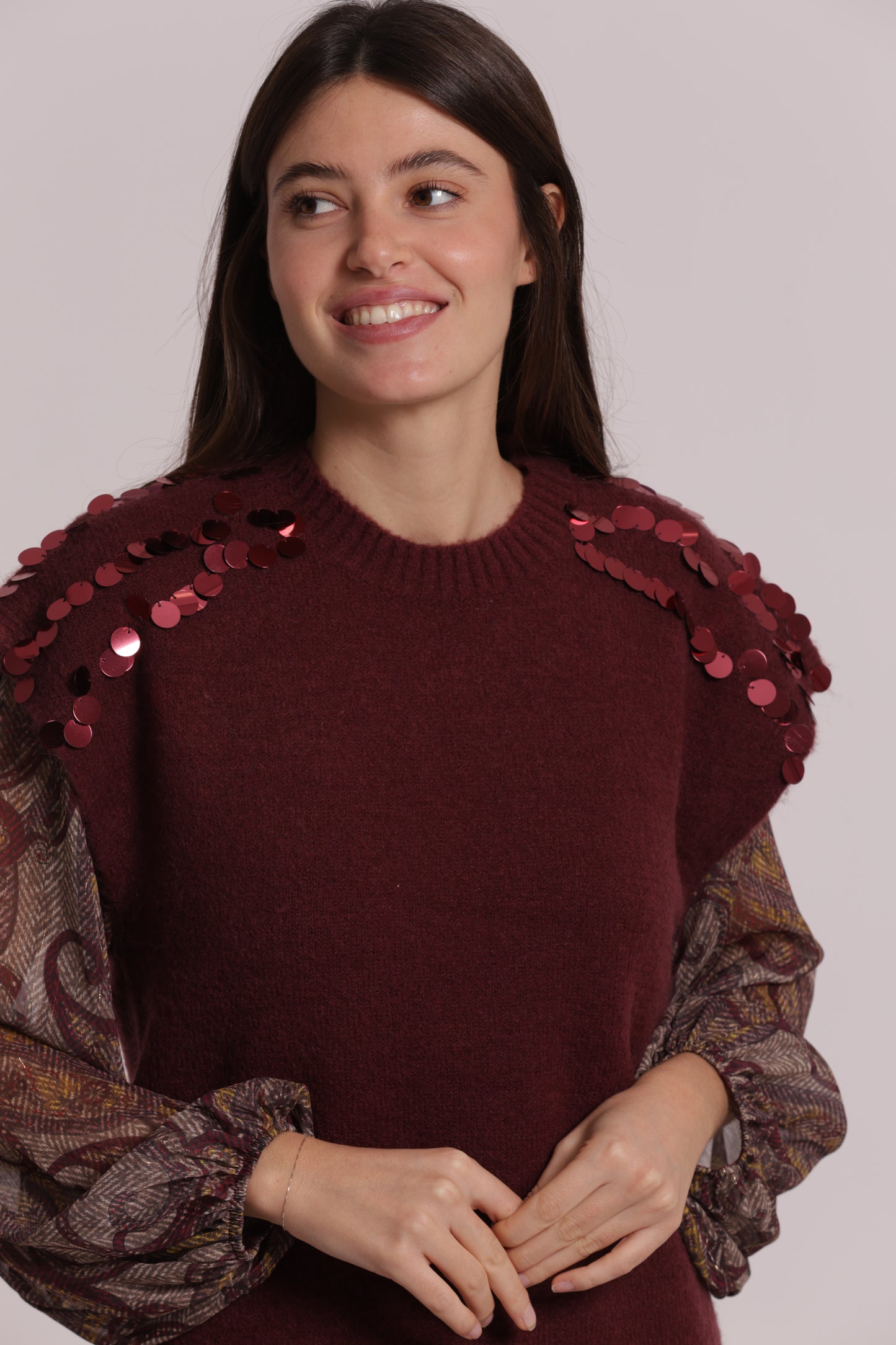 MAGLIA MANICHE CORTE CON PAILLETTES SU SPALLE