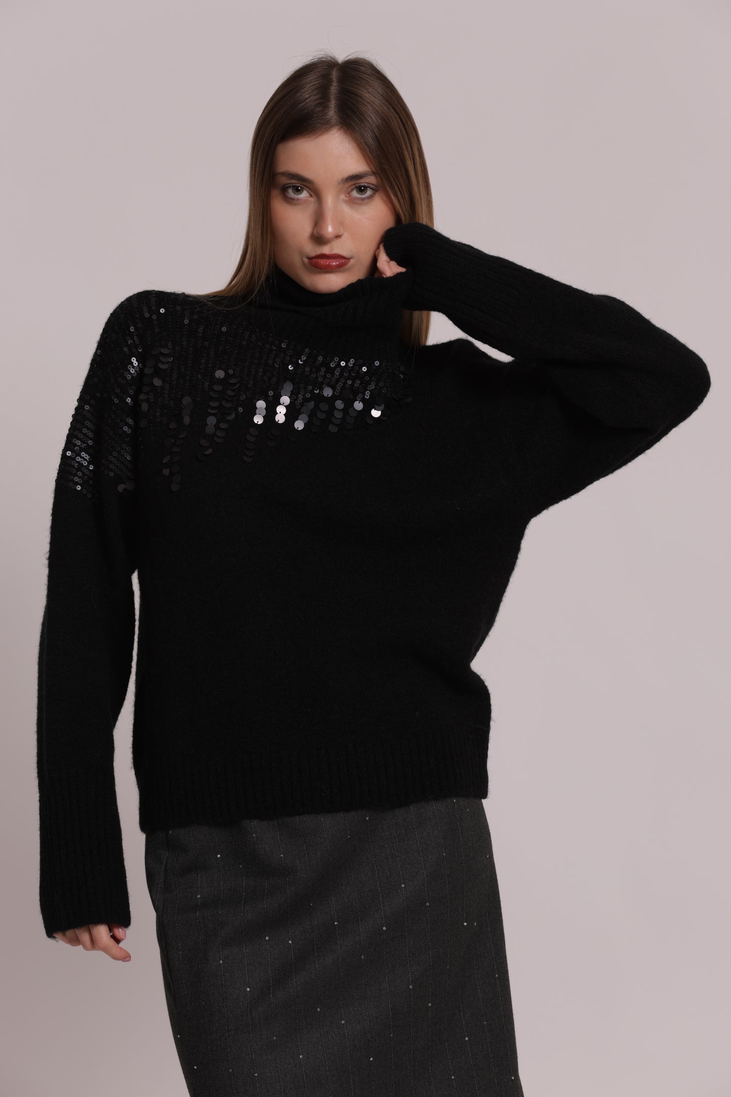MAGLIA COLLO ALTO CON CASCATE DI PAILLETTES