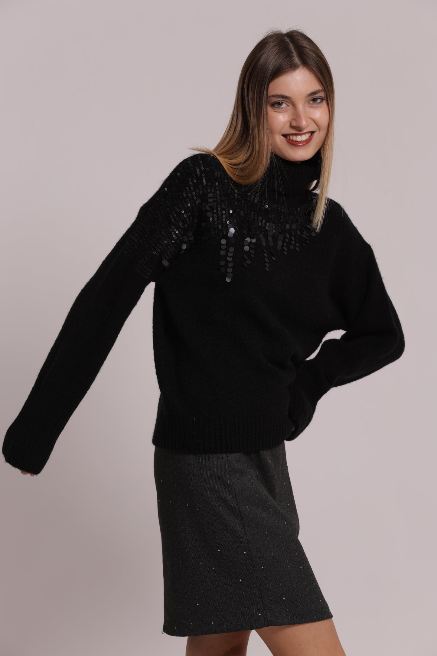 MAGLIA COLLO ALTO CON CASCATE DI PAILLETTES