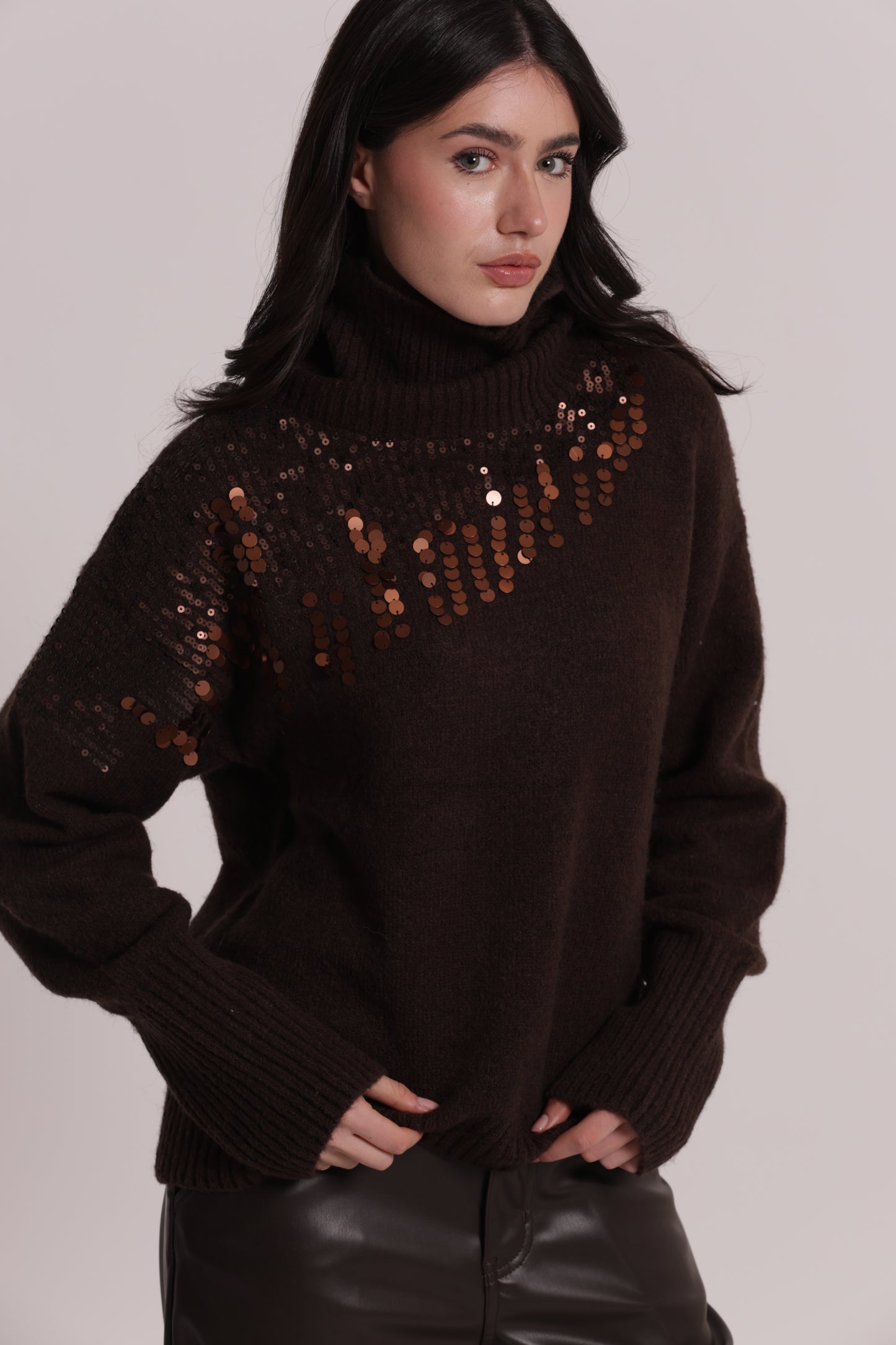 MAGLIA COLLO ALTO CON CASCATE DI PAILLETTES
