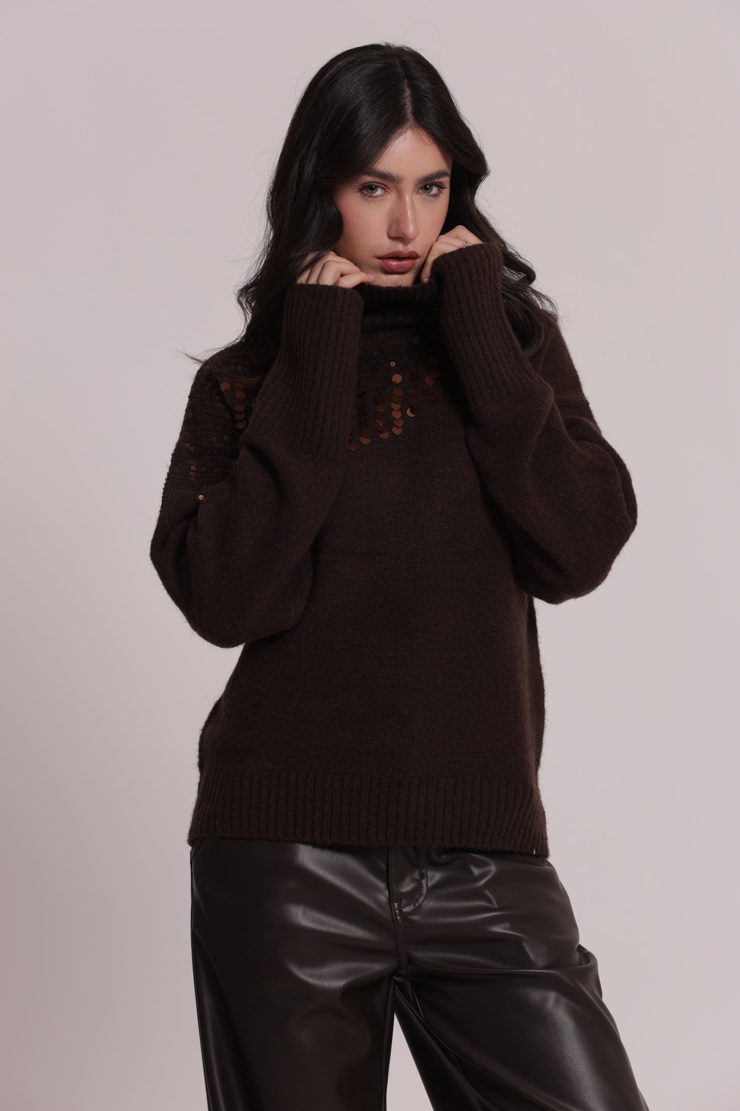 MAGLIA COLLO ALTO CON CASCATE DI PAILLETTES