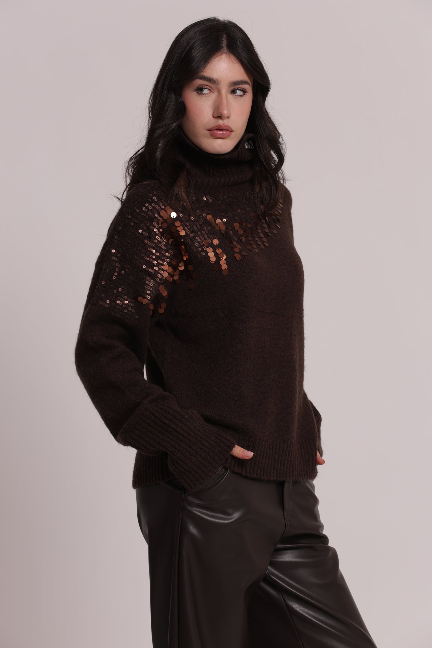 MAGLIA COLLO ALTO CON CASCATE DI PAILLETTES
