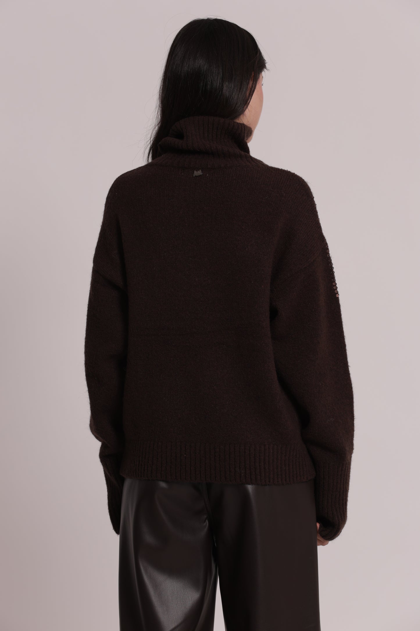 MAGLIA COLLO ALTO CON CASCATE DI PAILLETTES