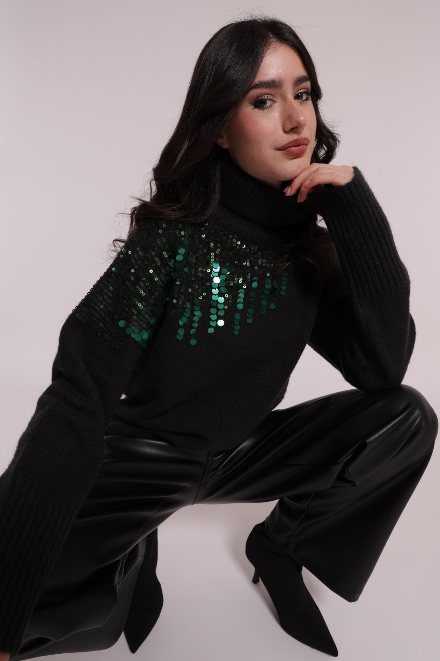 MAGLIA COLLO ALTO CON CASCATE DI PAILLETTES