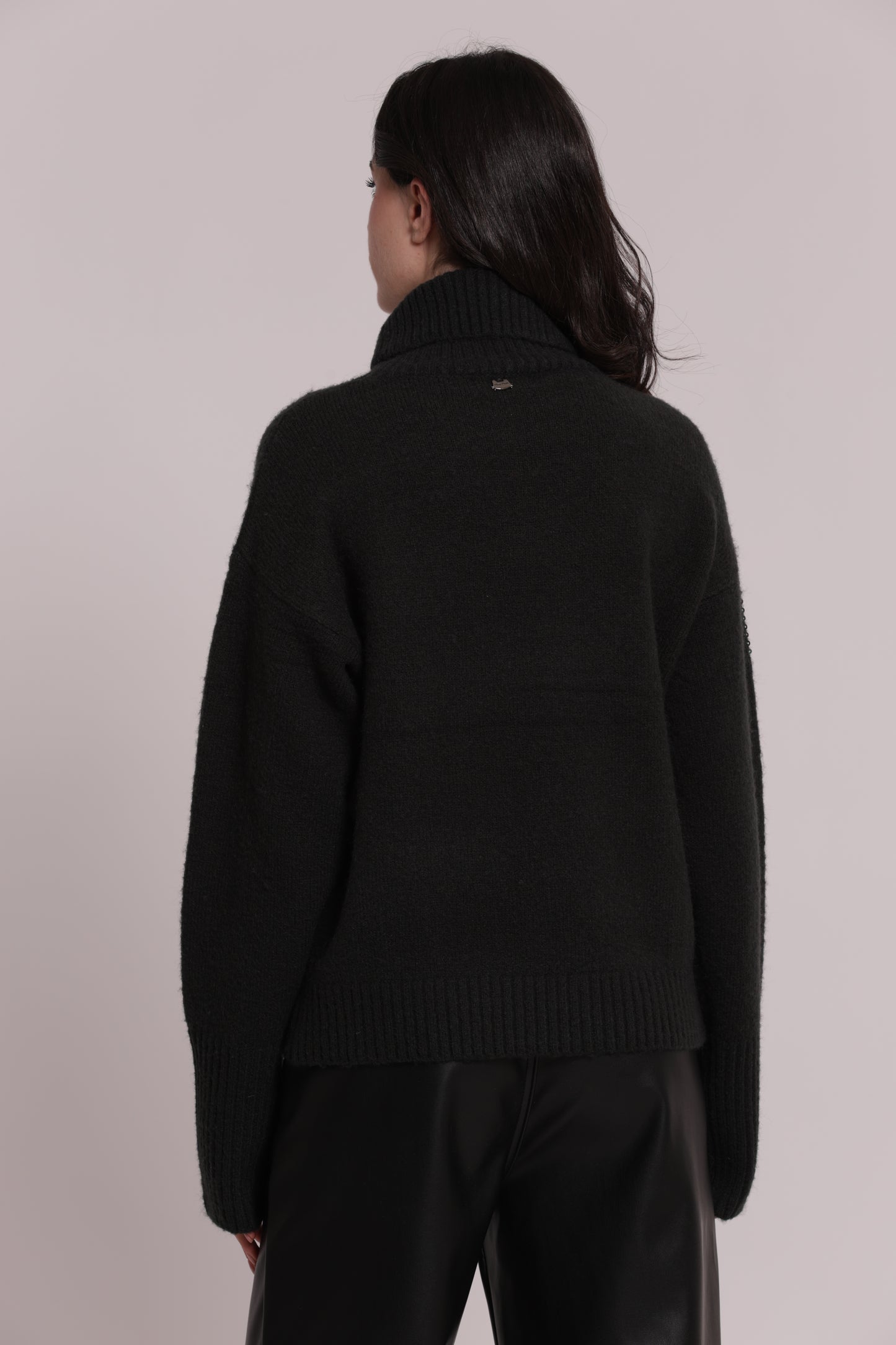 MAGLIA COLLO ALTO CON CASCATE DI PAILLETTES